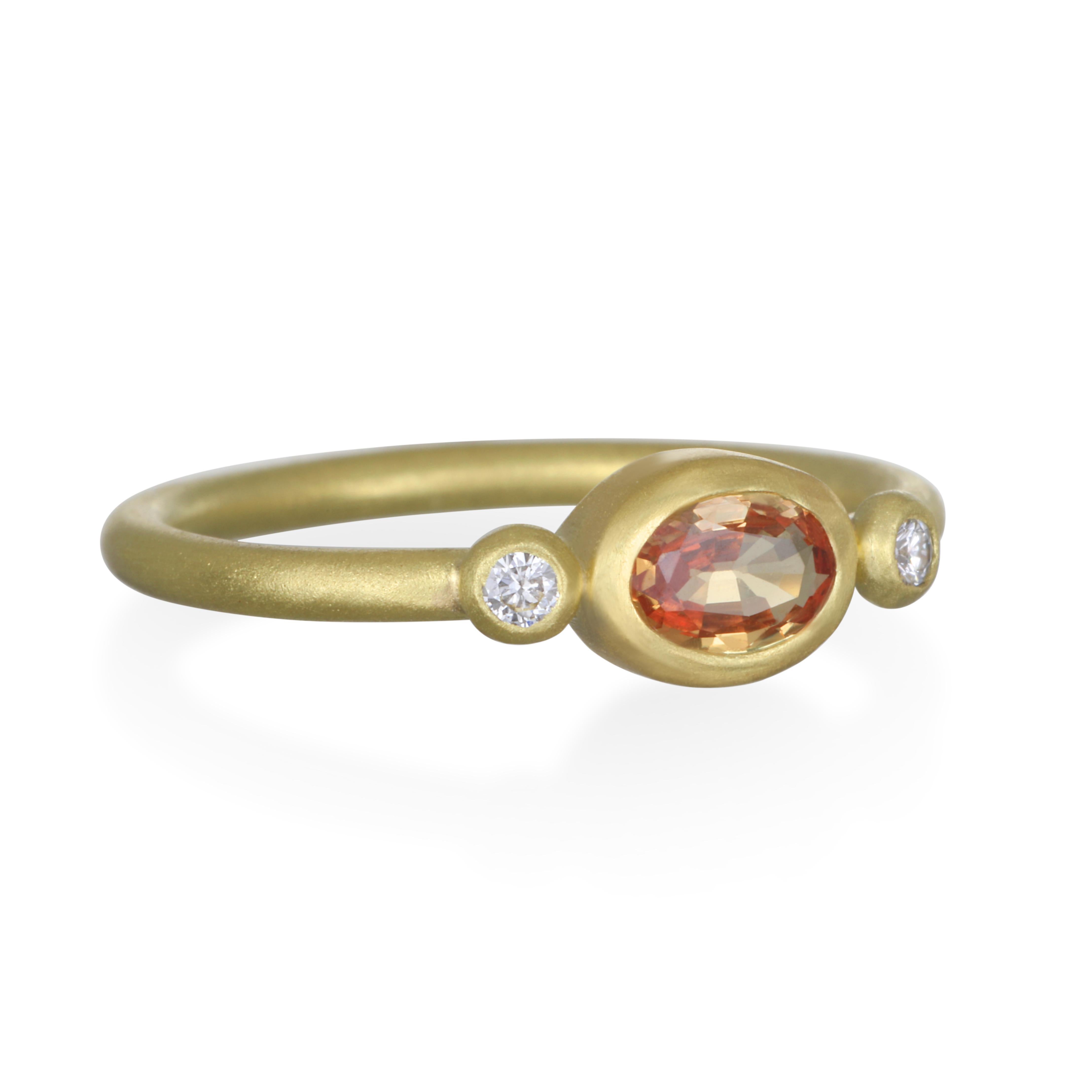 18 Karat Gold Fancy Pfirsichfarbener ovaler Saphir und Diamant-Ring von Kim (Zeitgenössisch) im Angebot