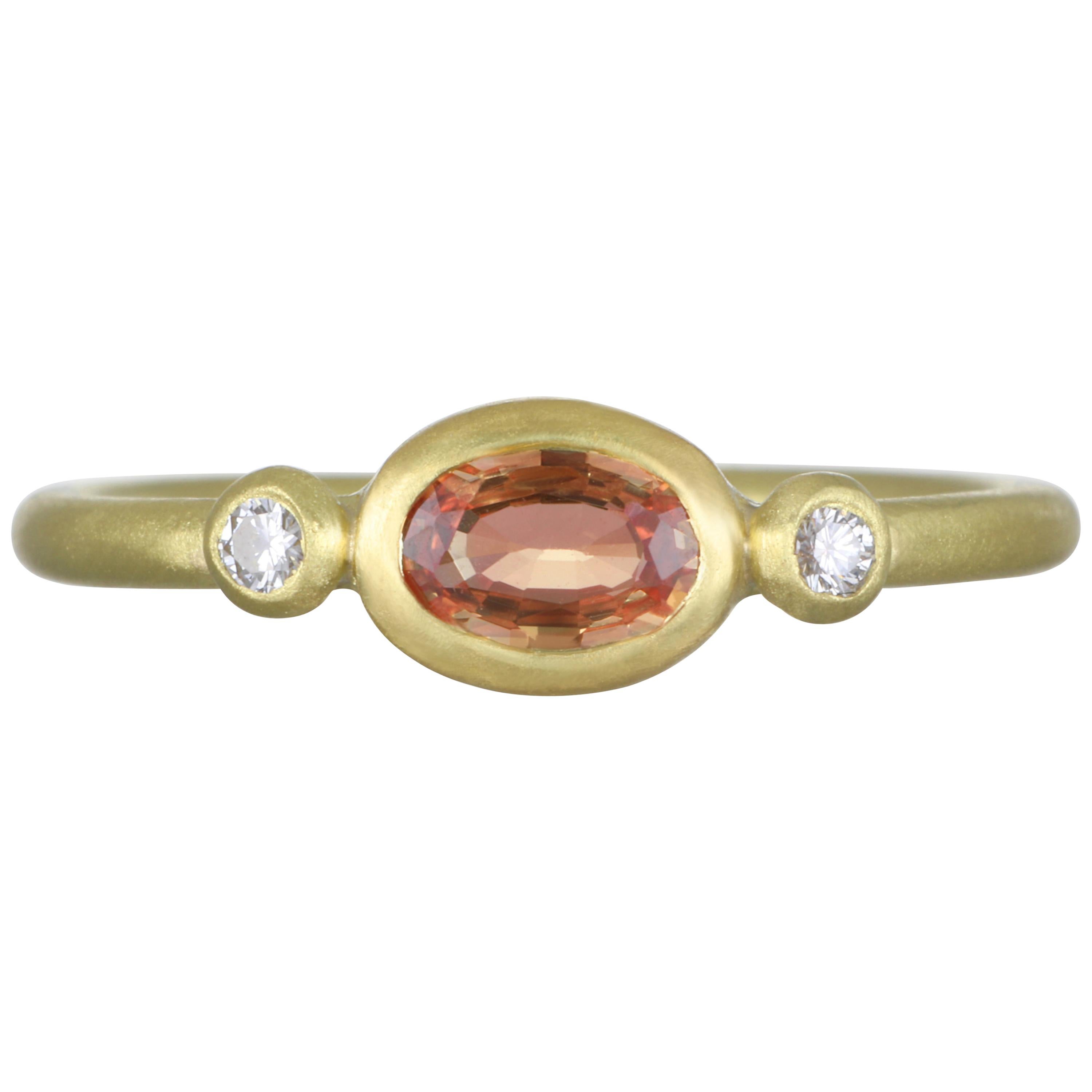 18 Karat Gold Fancy Pfirsichfarbener ovaler Saphir und Diamant-Ring von Kim im Angebot