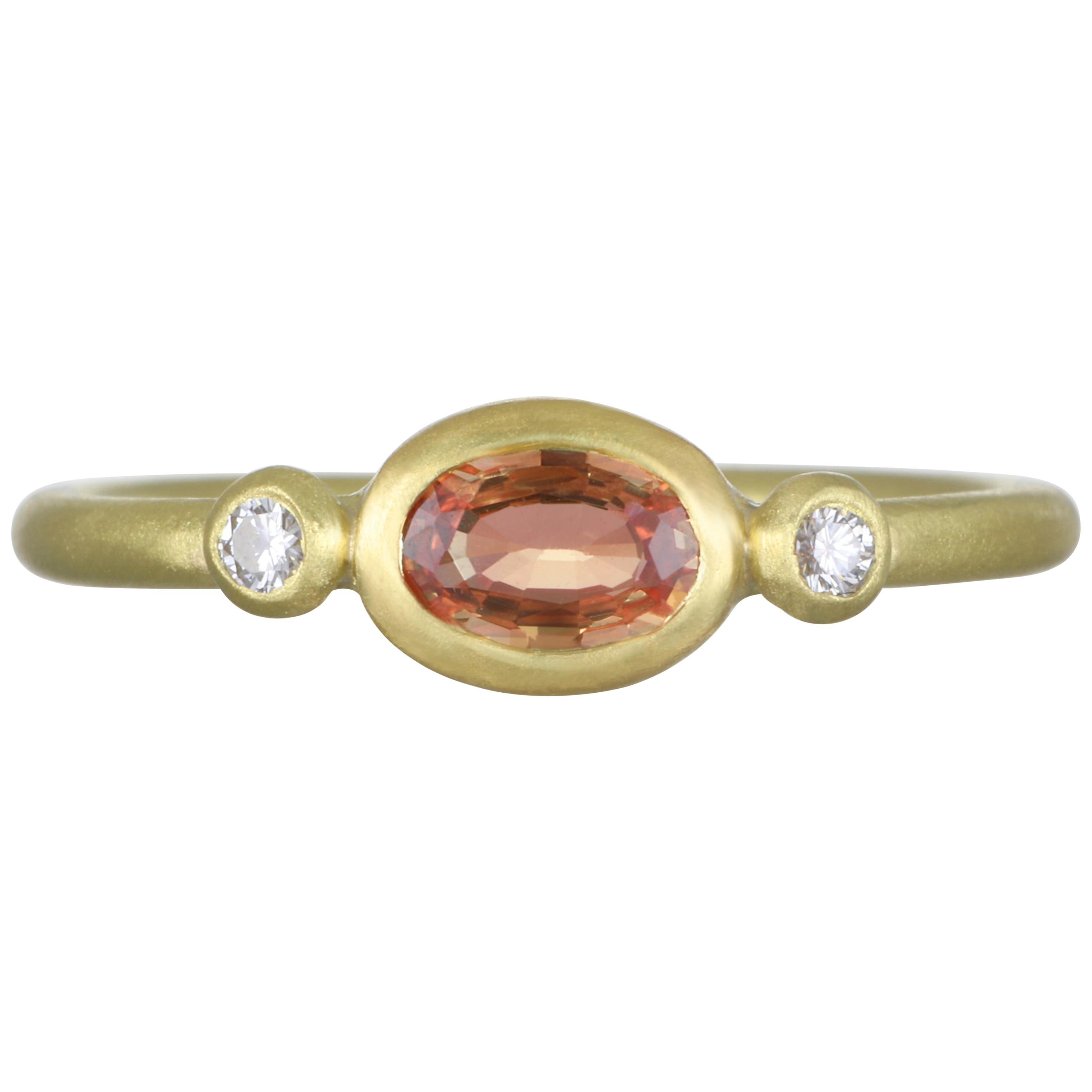 Anillo Faye Kim de oro de 18 quilates con zafiro ovalado melocotón fantasía y diamantes en venta