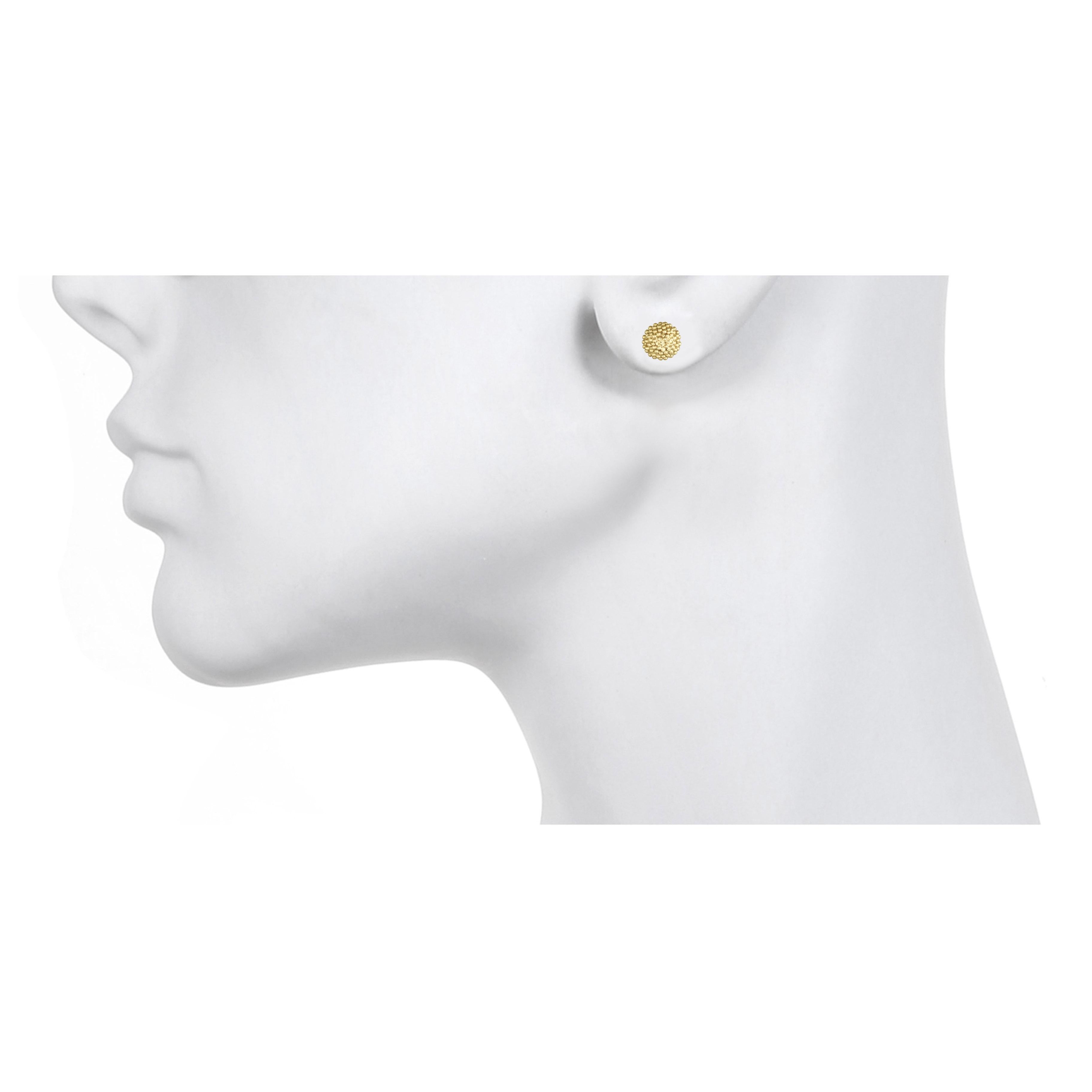 Une variante des boucles d'oreilles classiques en or.  Le clou en or 18 carats de Faye Kim est légèrement bombé et comporte de minuscules perles de granulation qui lui confèrent texture et intérêt visuel.  Idéal pour une utilisation
