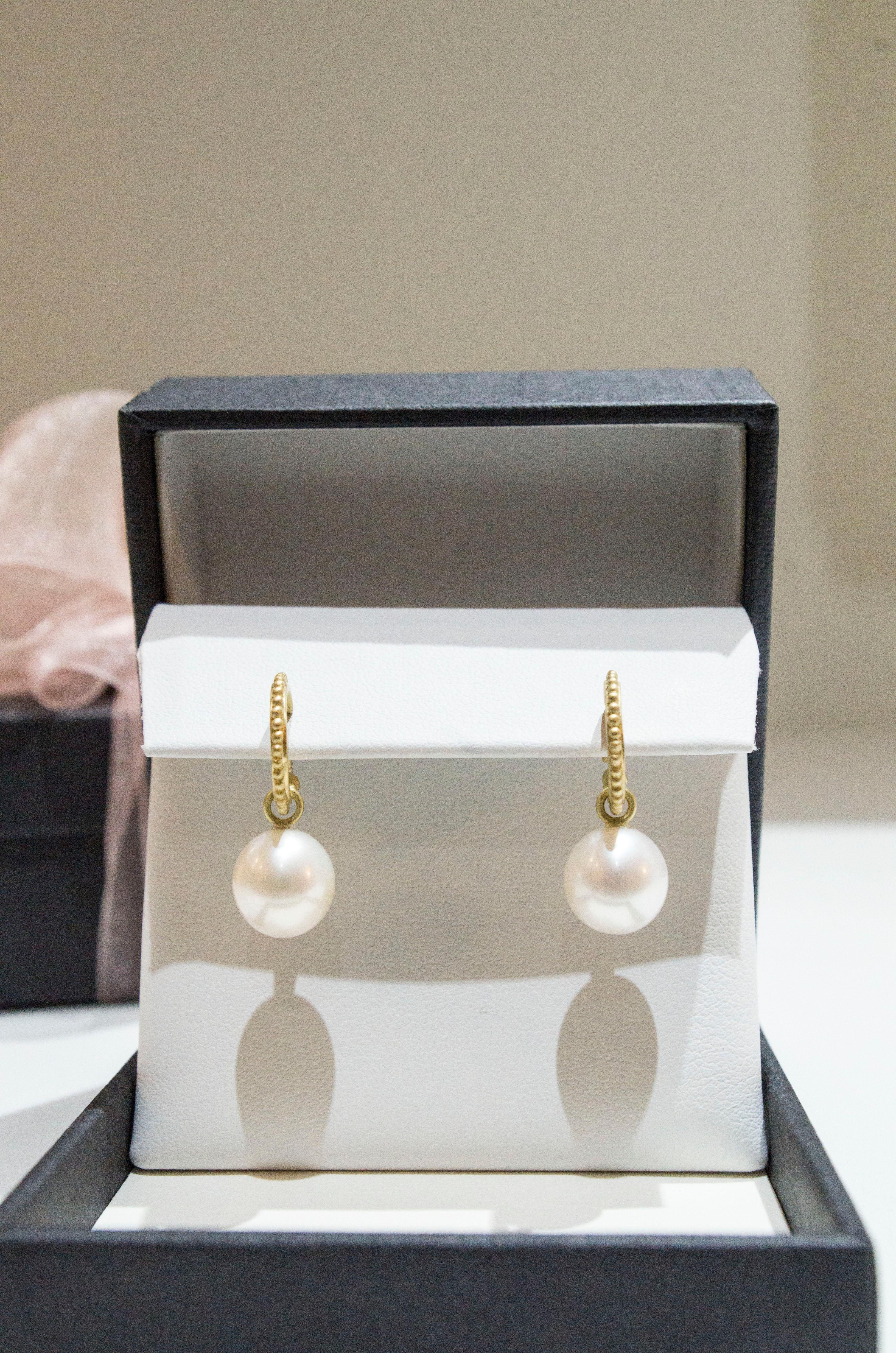 Faye Kim 18 Karat Gold Granulation Hoops with Freshwater Pearl Drops In New Condition For Sale In Westport, CT