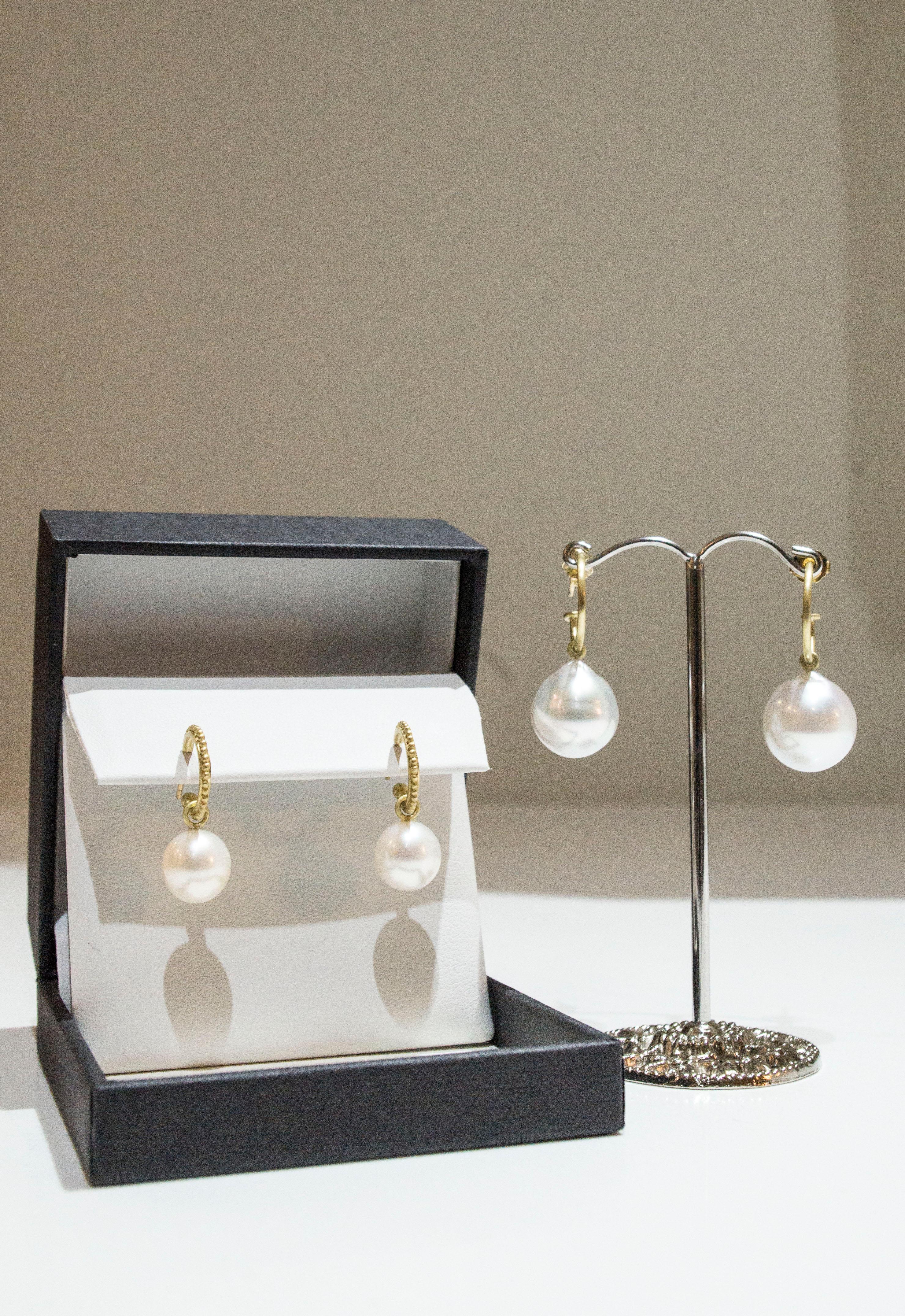 Faye Kim Créoles granulées en or 18 carats avec perles d'eau douce et gouttes de perles Pour femmes en vente