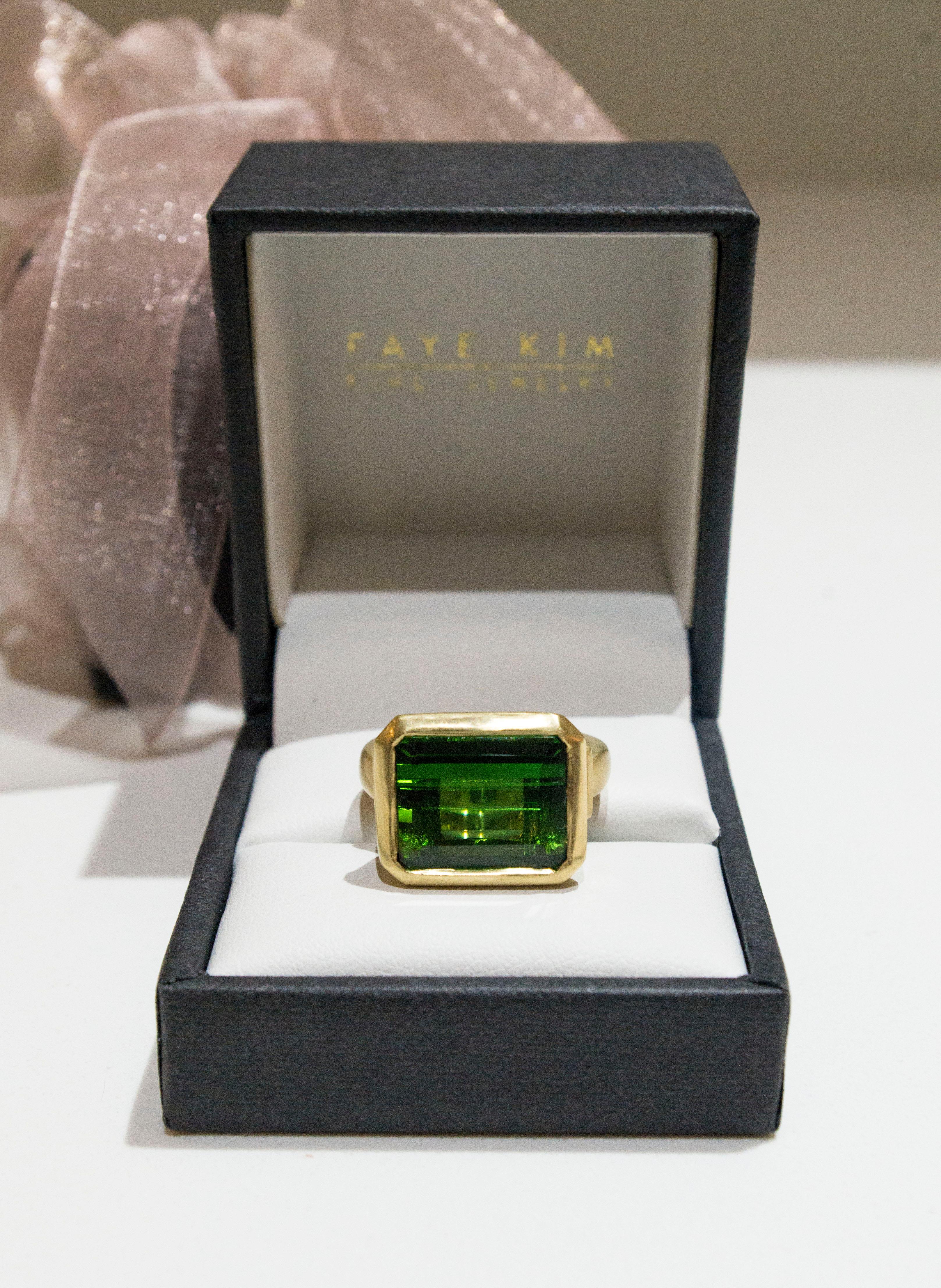 Women's Faye Kim 18 Karat Gold Green Tourmaline Ring with Diamond Baguettes