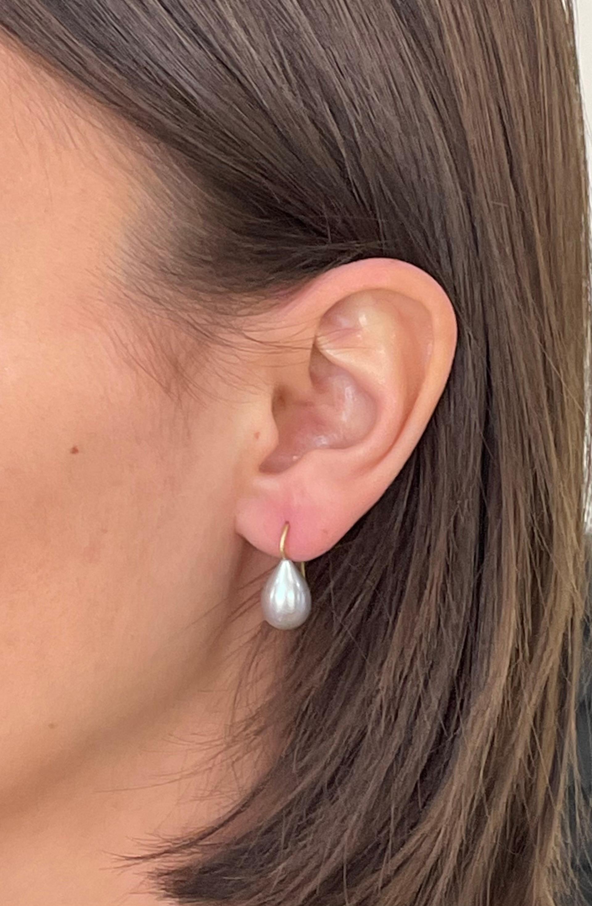 Orecchino a goccia con perla d'acqua dolce grigia in oro 18k

Dimensioni della perla 13 x 10 mm

ER8-GrigioFWP


