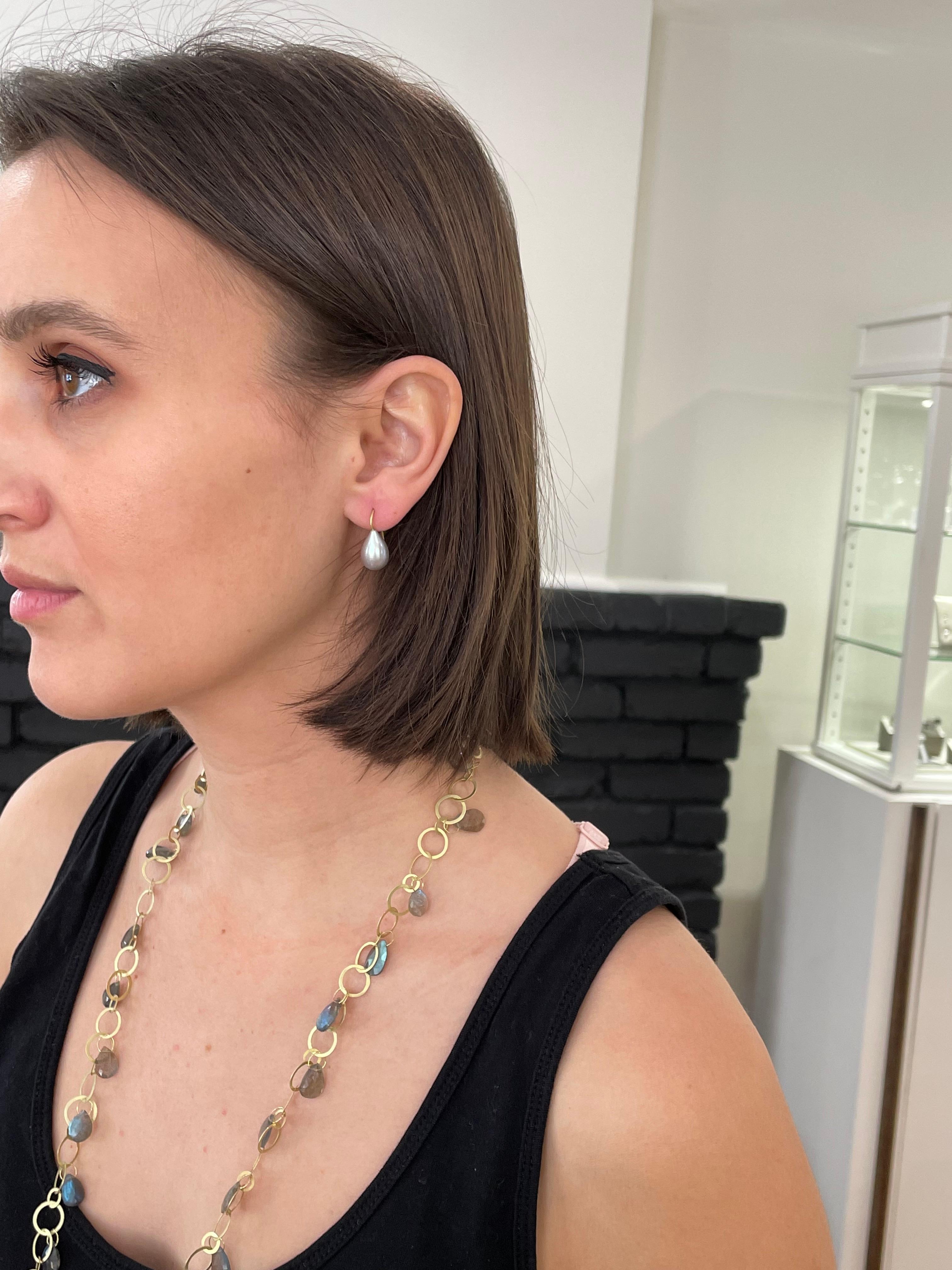 Contemporaneo Orecchini a goccia con perle d'acqua dolce grigie in oro 18k di Faye Kim in vendita
