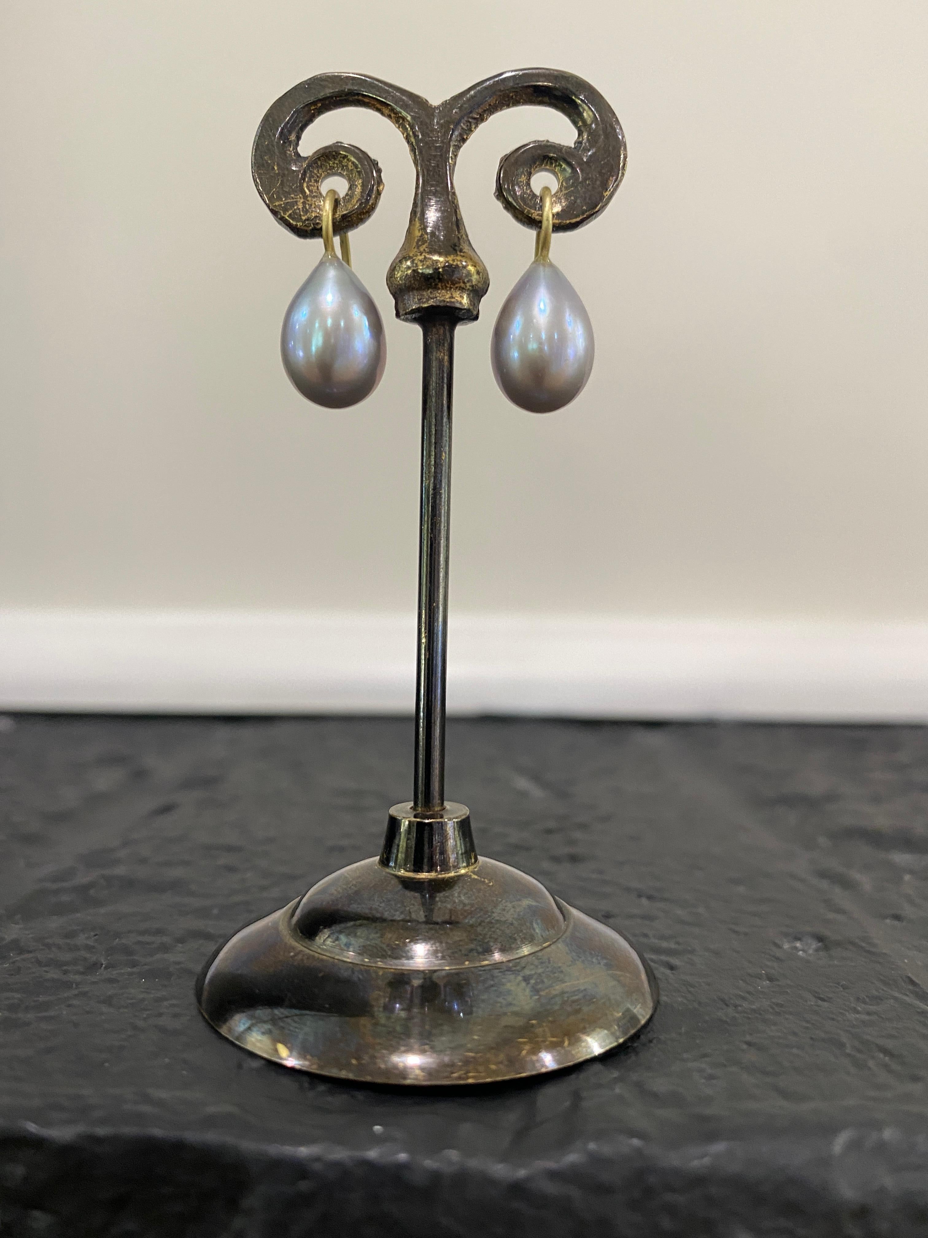 Grezzo Orecchini a goccia con perle d'acqua dolce grigie in oro 18k di Faye Kim in vendita