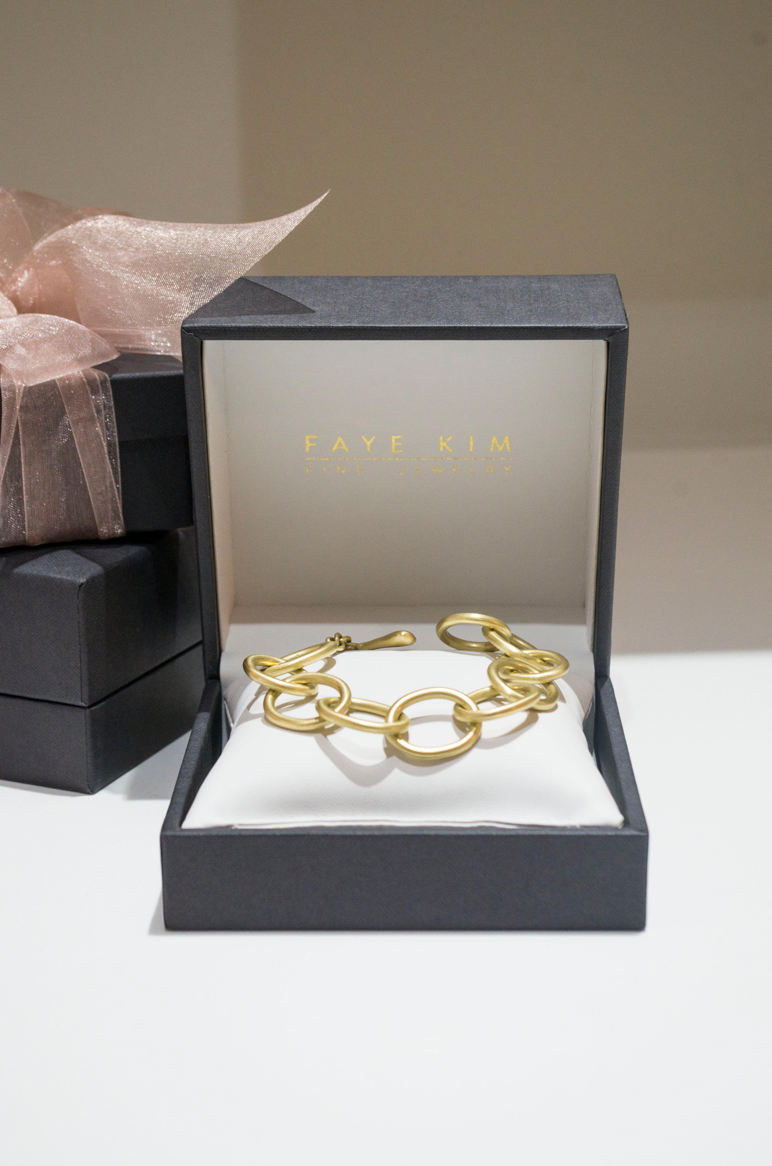 Contemporary Faye Kim 18k Gold Handcrafted Oversized Gold Link Toggle Bracelet
