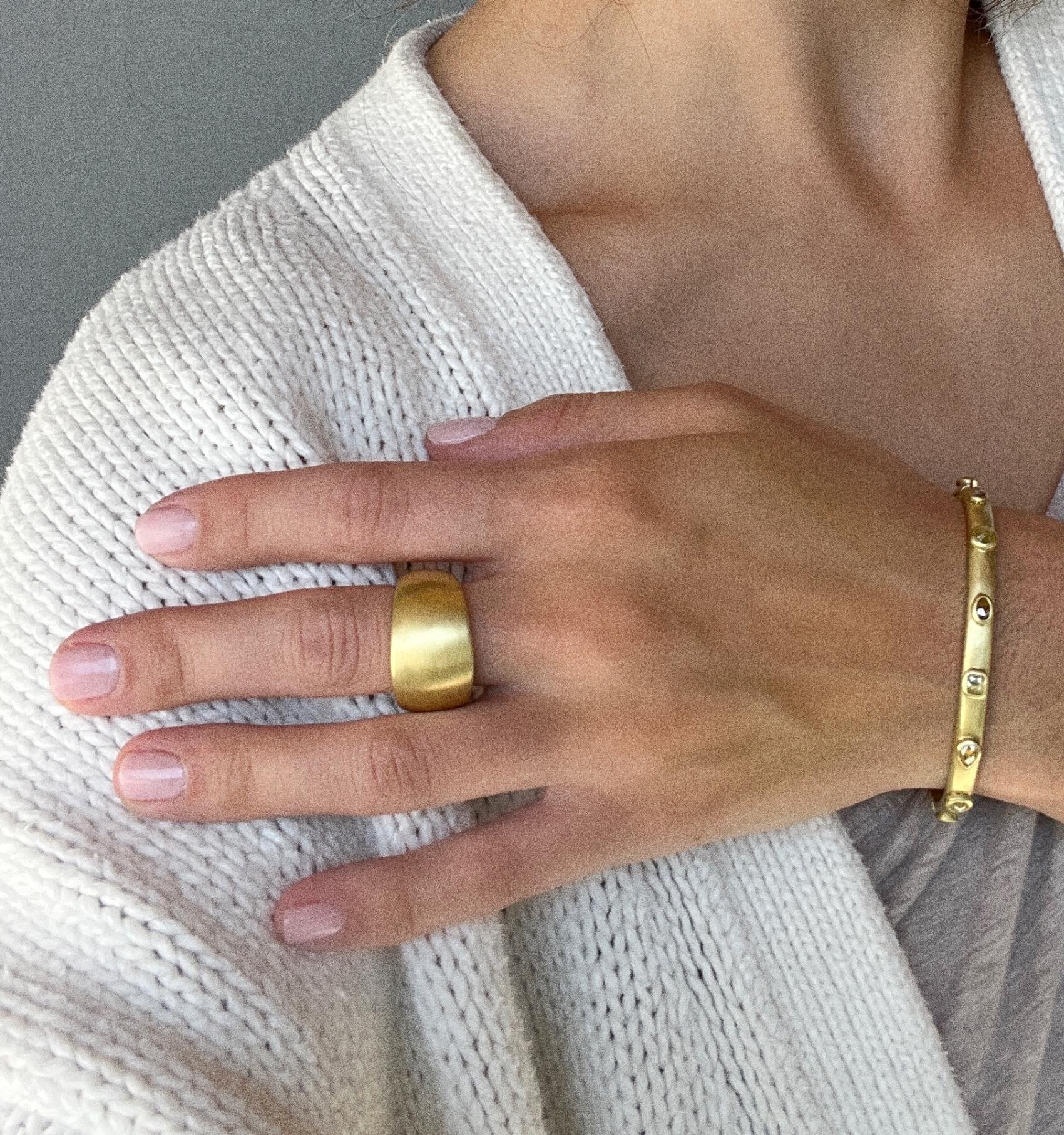 Armreif mit Scharnier aus 18 Karat Gold von Faye Kim mit Milchdiamanten (Rundschliff) im Angebot