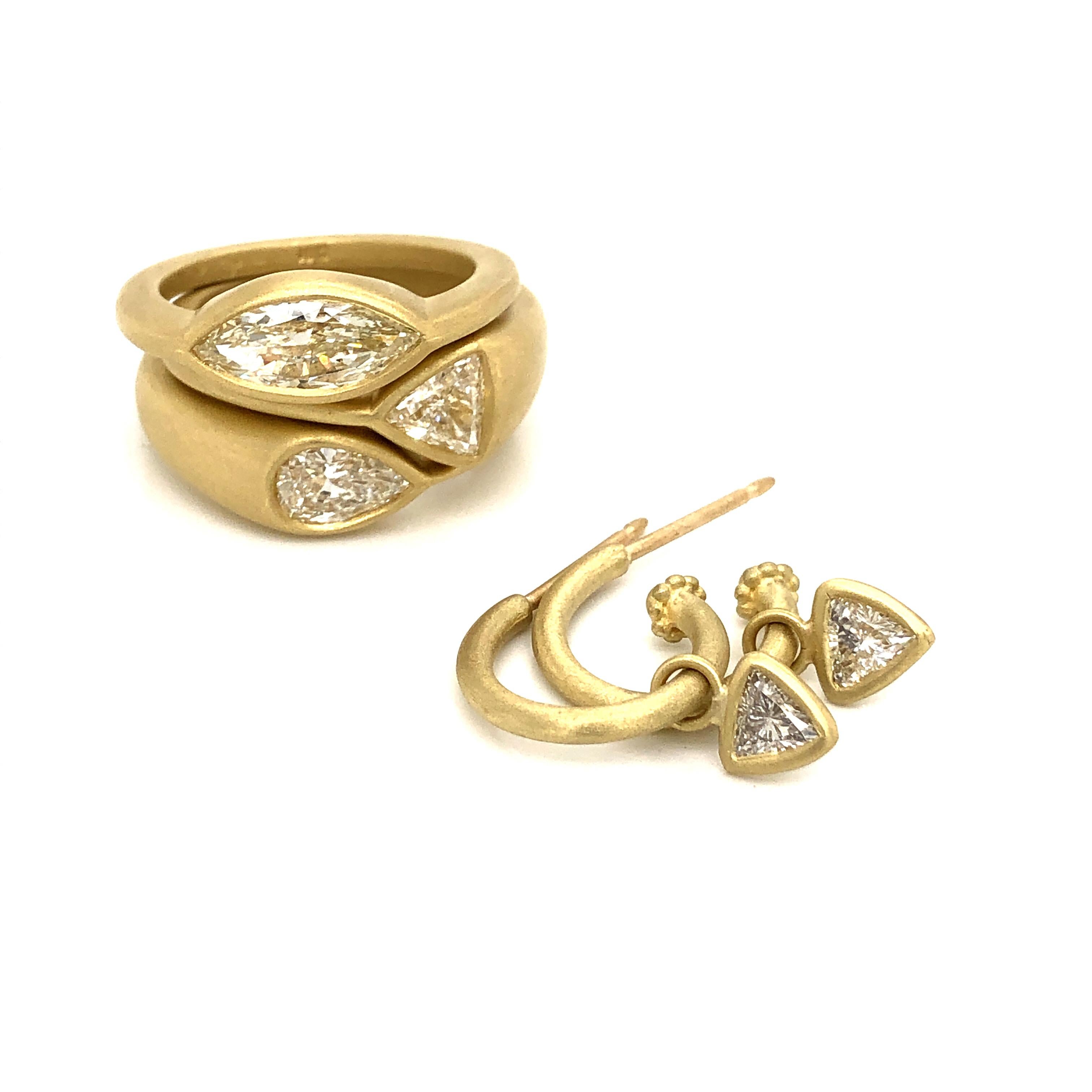 Faye Kim 18 Karat Gold Hoop Earrings with Trillion Diamond Drops For Sale 3