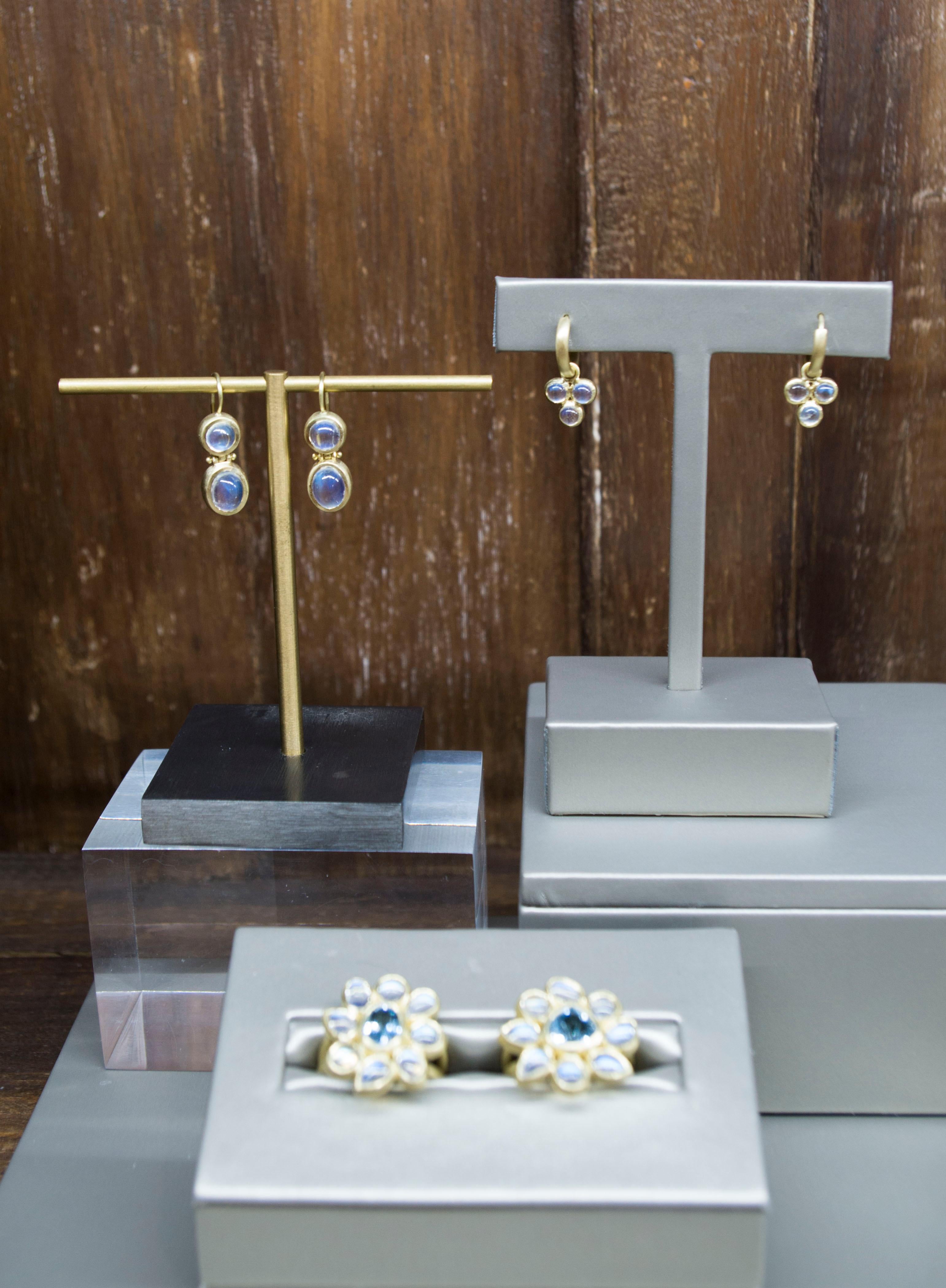 Taille cabochon Faye Kim Créoles énormes en or 18 carats avec gouttes de pierre de lune bleue en vente