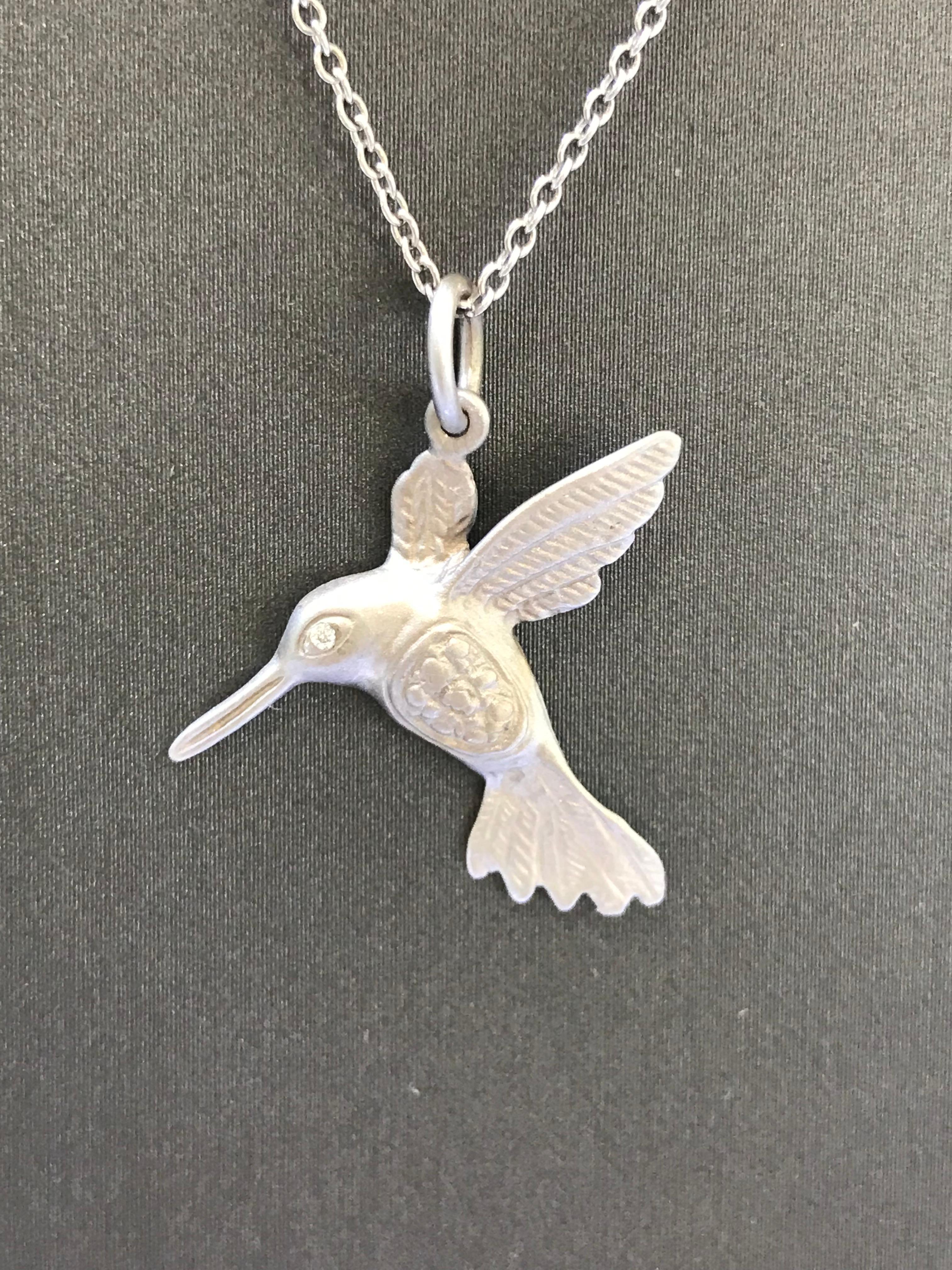 Faye Kim 18 Karat Gold Hummingbird Charm with Diamond Eye on Chain In New Condition For Sale In Westport, CT