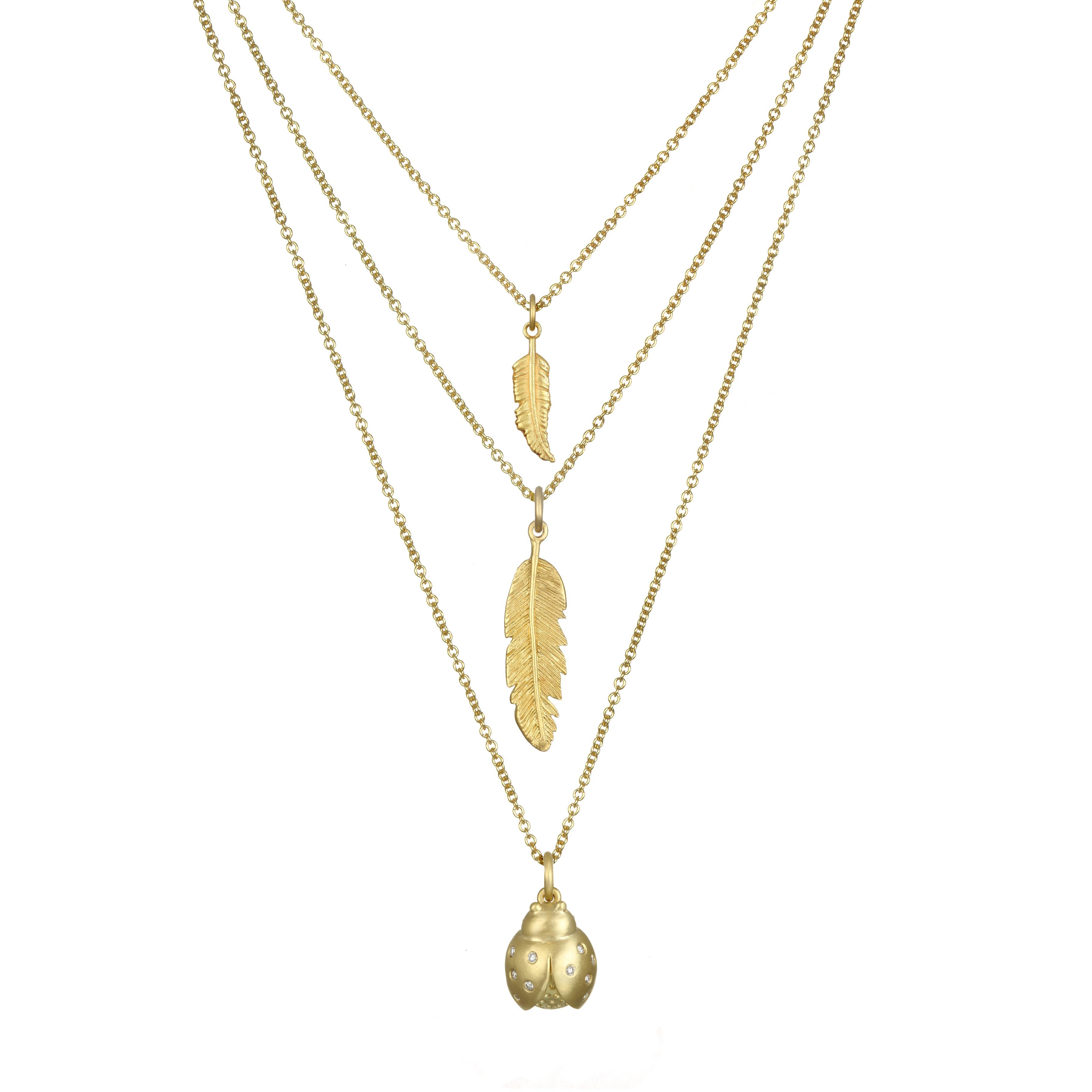 Faye Kim, oro 18 carati, Charm a forma di piuma grande In condizioni Nuovo in vendita a Darien, CT
