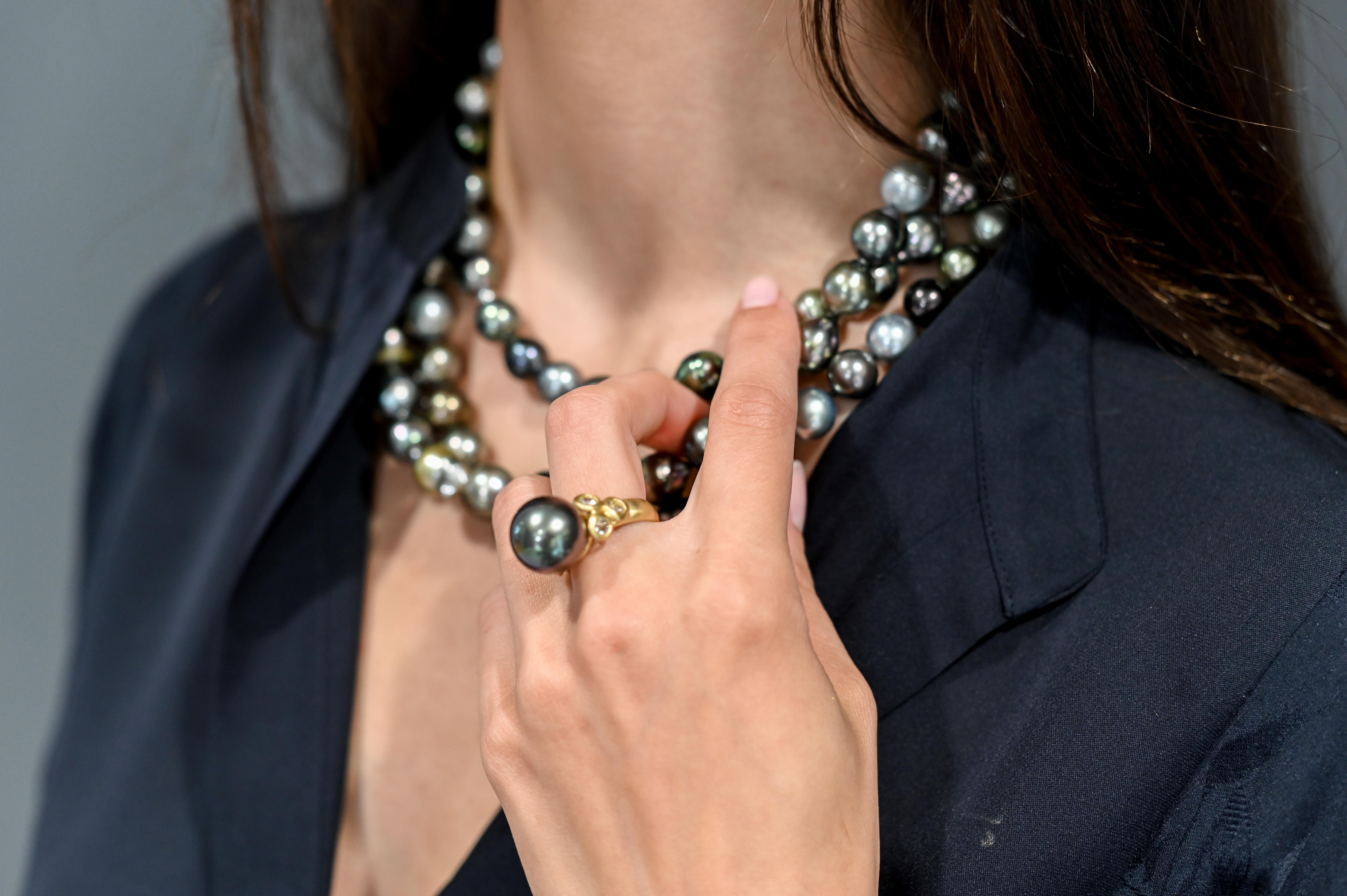 Faye Kim, collana di perle di coltura tahitiane in oro 18 carati grigio chiaro e nero In condizioni Nuovo in vendita a Darien, CT