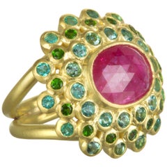 Bague cocktail en or 18 carats avec rubis de Madagascar, tourmaline Paraiba et grenat tsavorite