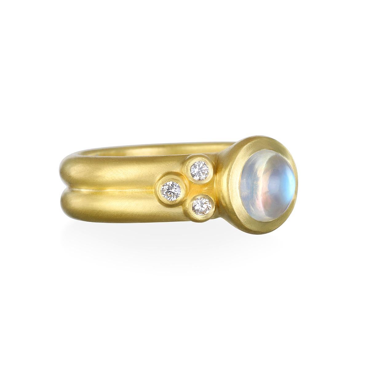 Anello in oro 18k con pietra di Ceylon e perle a granulazione con triplo diamante

Pietra di luna 1.75 carati

Diamanti .23 tcw

Larghezza 6,3 mm

Taglia 7, può essere tagliata a misura

In foto con la fascia per l'eternità in pietra di luna,
