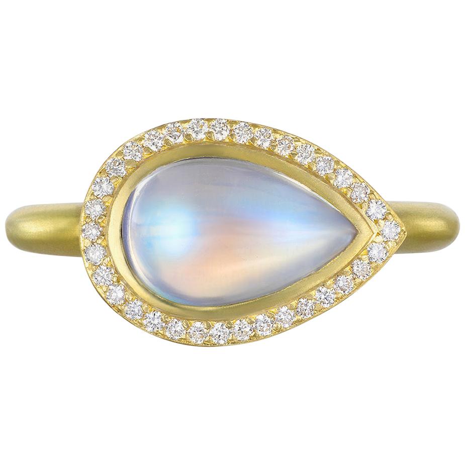 18 Karat Gold Birnenförmiger blauer Mondsteinring mit Diamant-Halo von Faye Kim