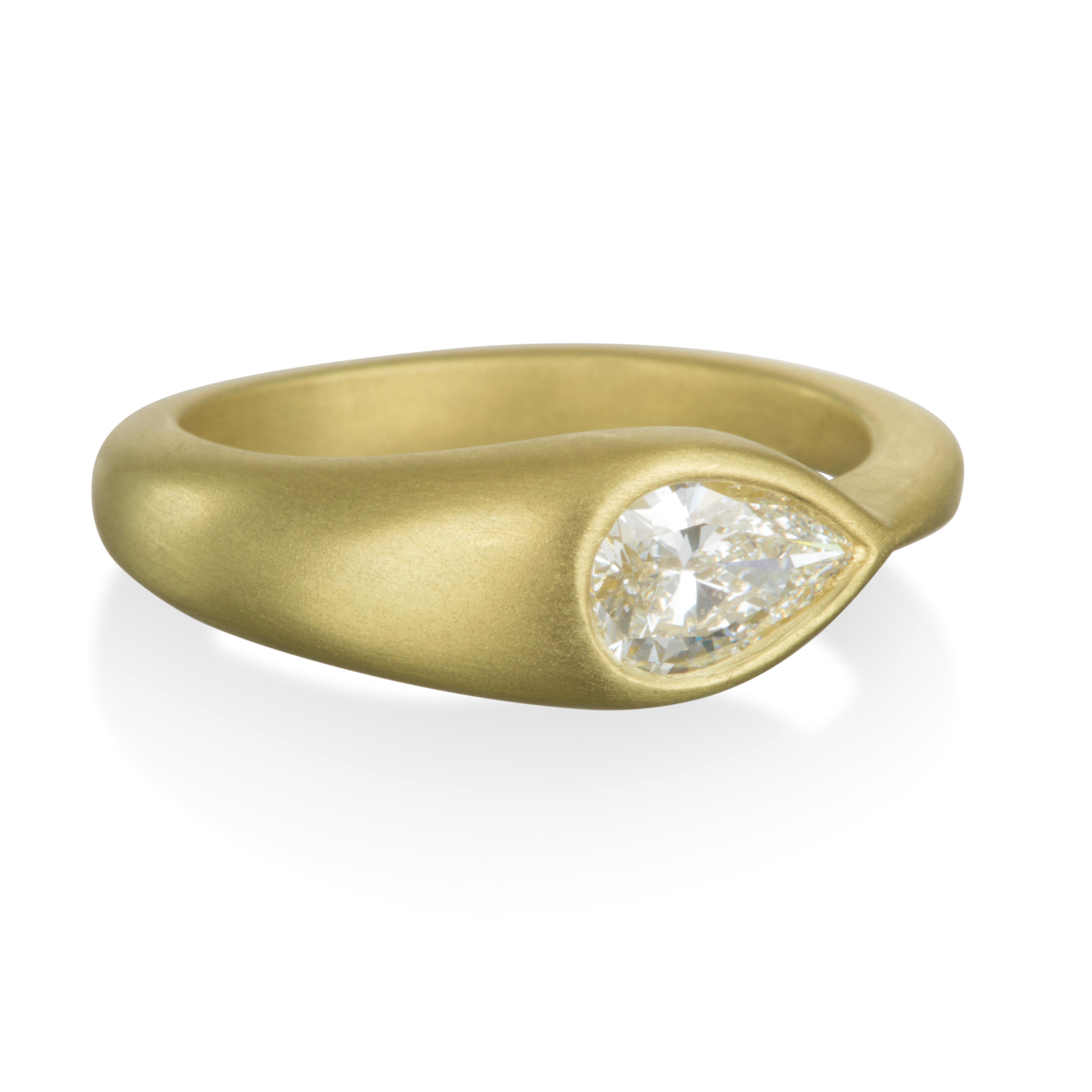 Faye Kim 18 Karat Gold Pear-Shaped Diamond Ring In New Condition In Westport, CT