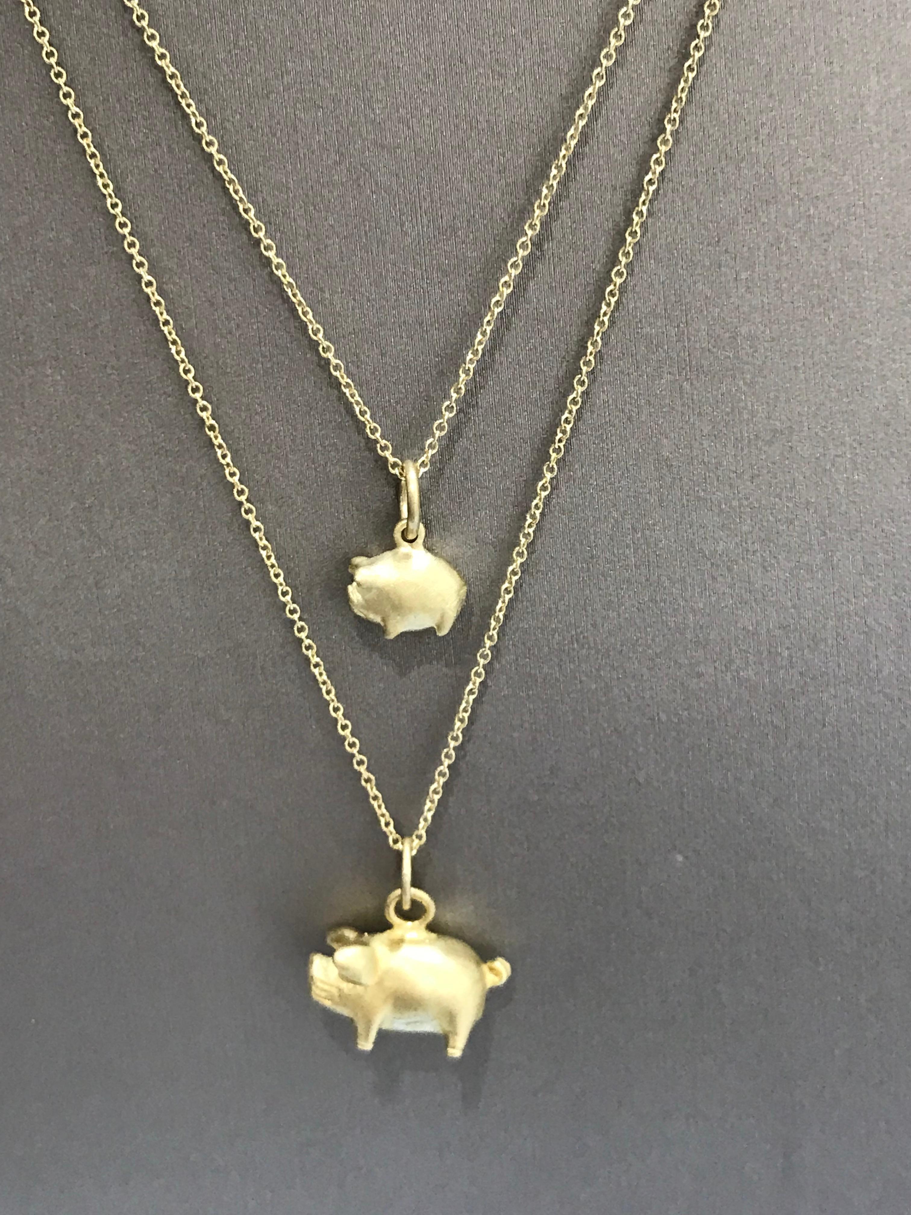 Contemporaneo Charm a forma di maiale in oro 18k di Faye Kim - Medium in vendita