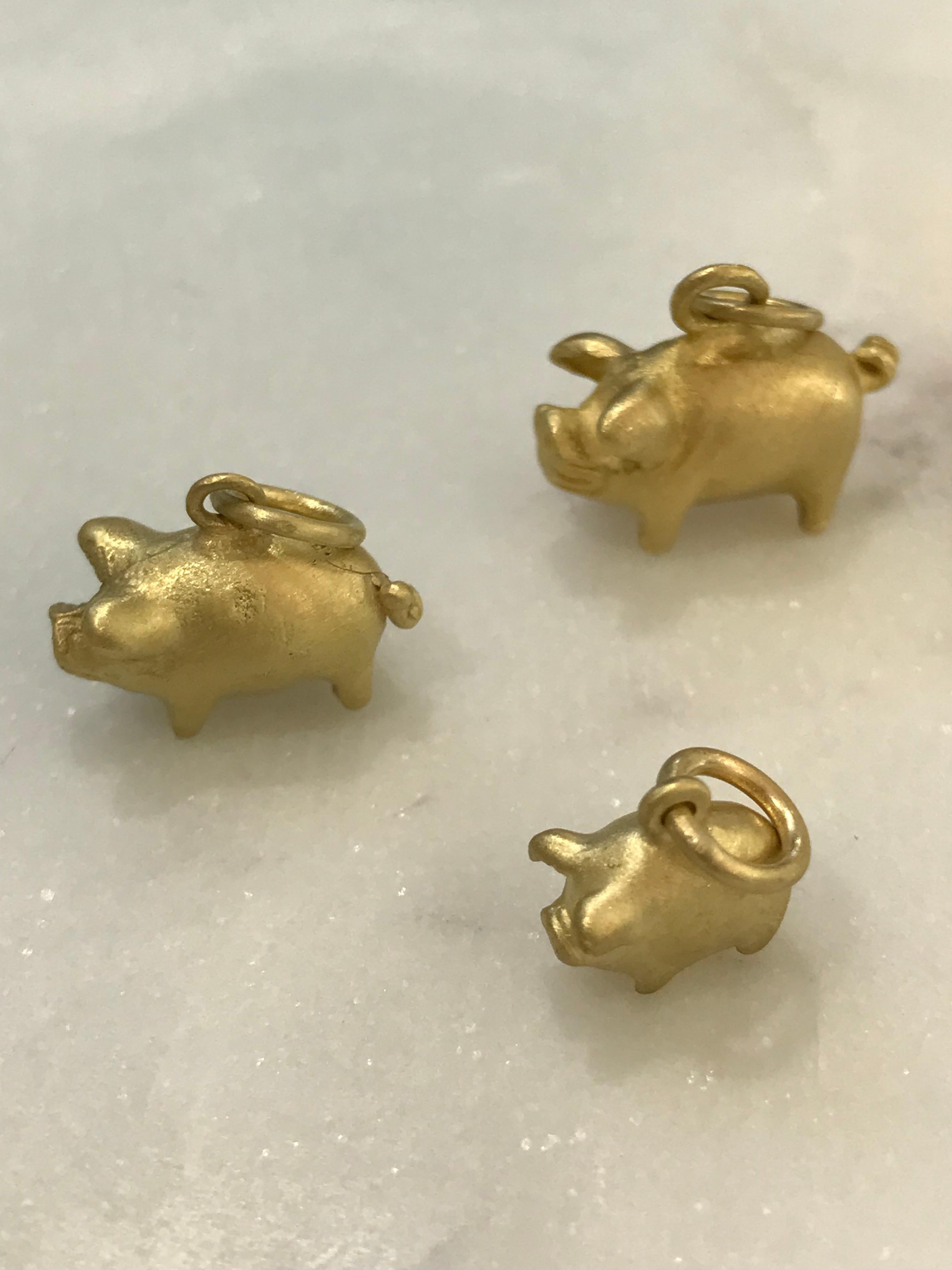da uomo o donna Charm a forma di maiale in oro 18k di Faye Kim - Medium in vendita