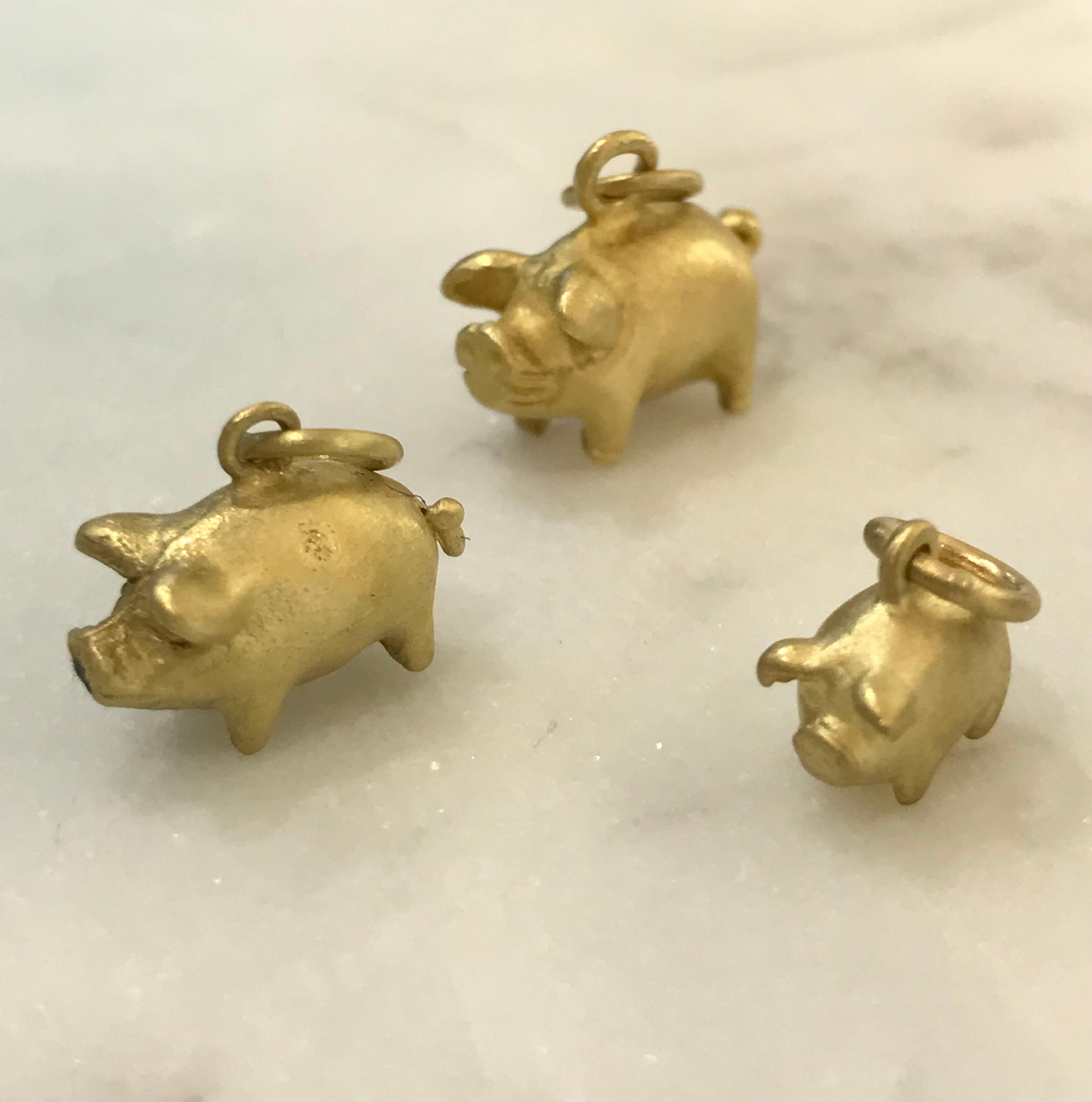 3 little pigs! Faye Kim's solid 18K gold* pig charms symbolize knowledge and good fortune. Available in 3 sizes (small, medium and large).

*Faye Kim's signature green gold is comprised of 75% pure gold and 25% silver.

Small Length 10mm -