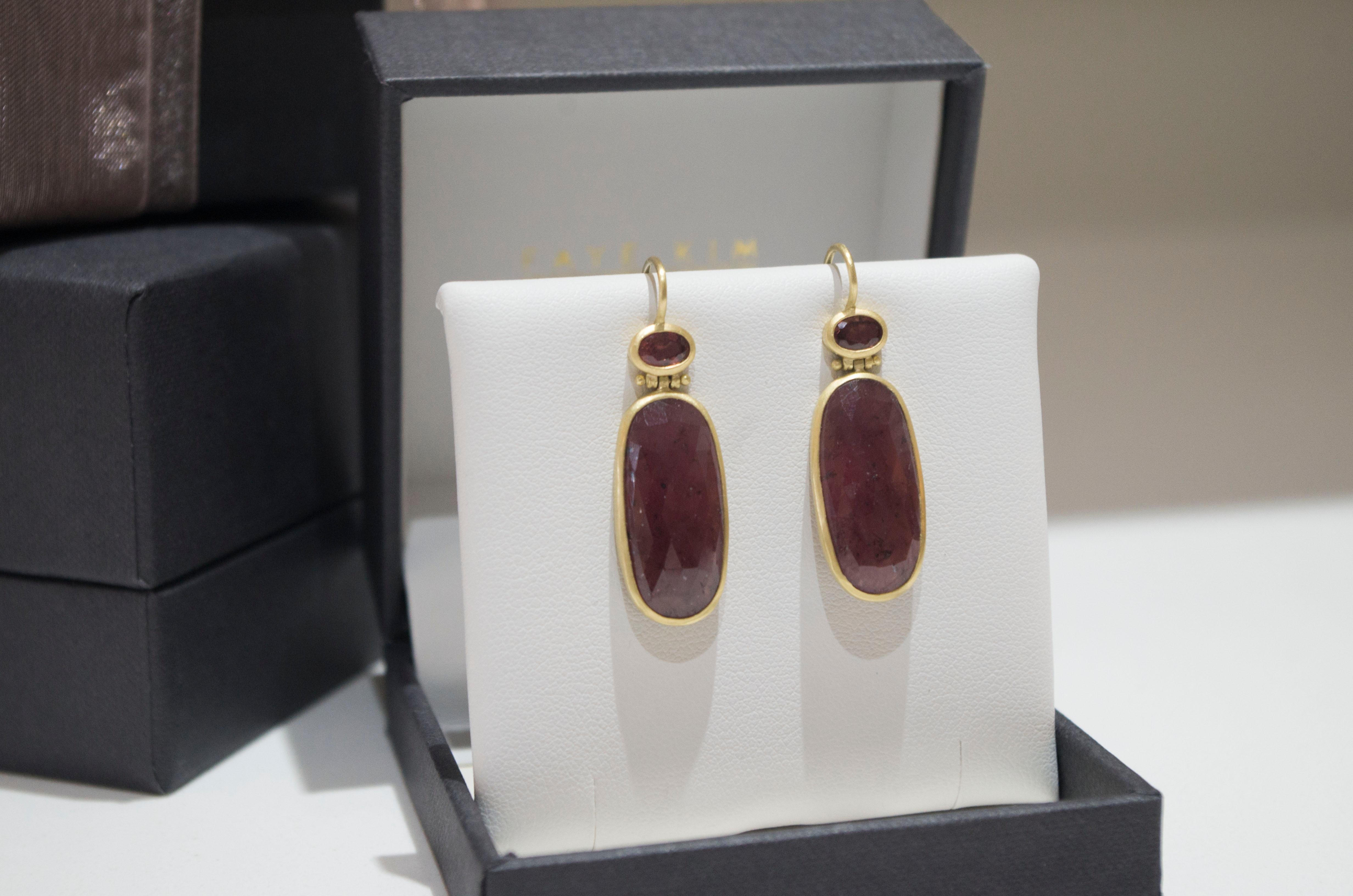 Contemporary Faye Kim 18k Gold Sapphire Bezel Drop Earrings For Sale