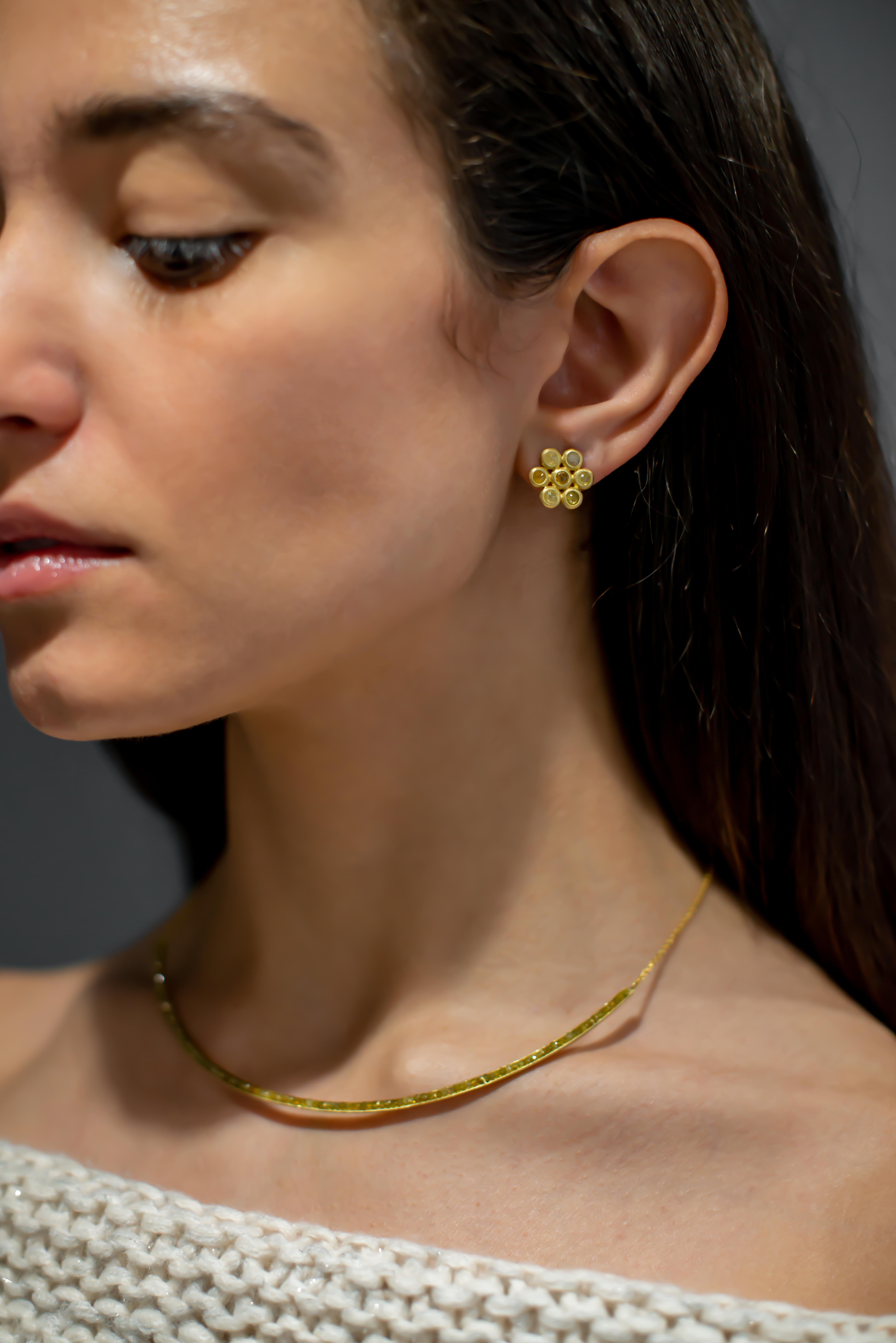 Contemporain Faye Kim Boucles d'oreilles marguerite en or 18 carats et diamants bruts avec perles dorées des mers du Sud en vente