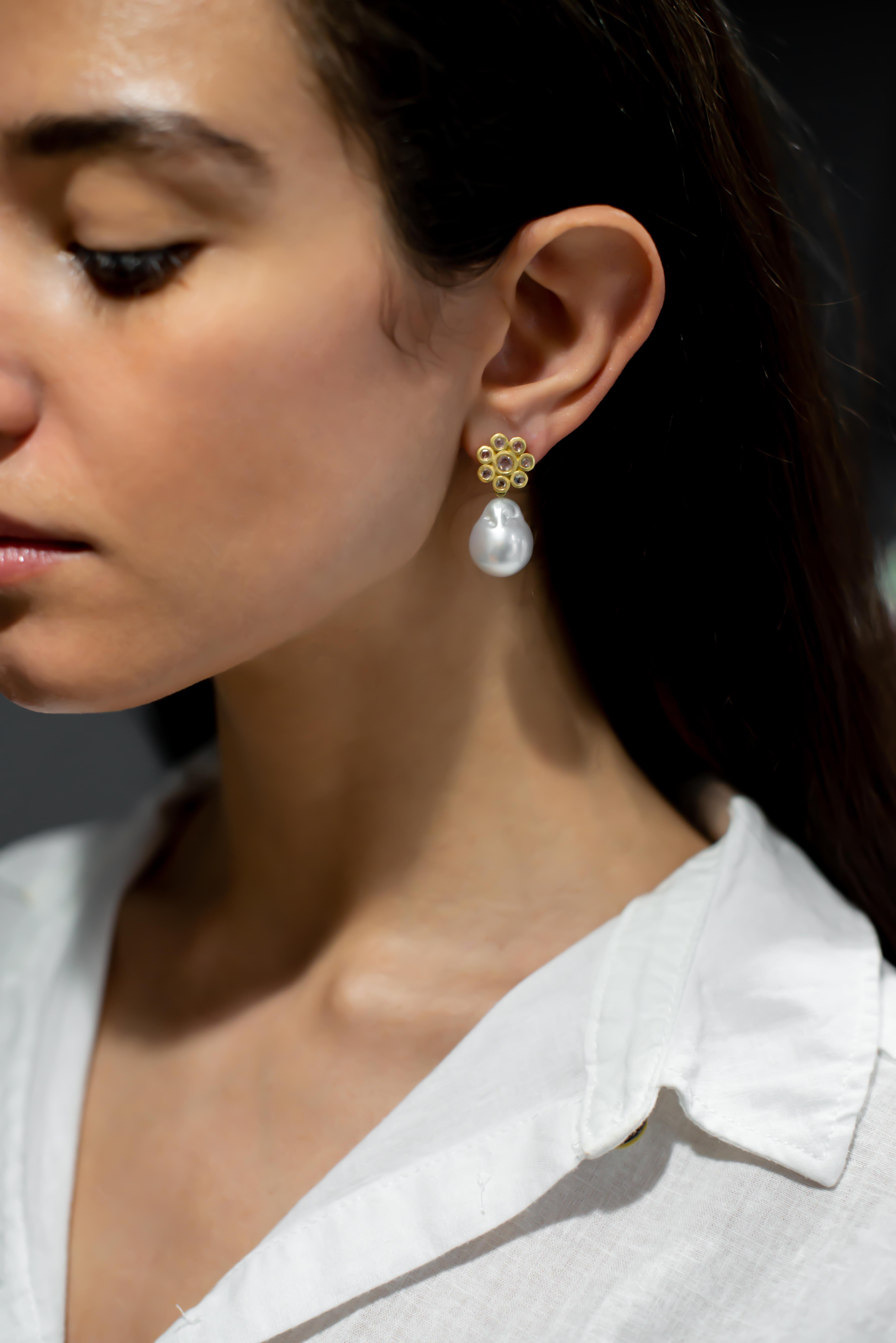 Taille ronde Faye Kim Boucles d'oreilles marguerite en or 18 carats et diamants bruts avec perles dorées des mers du Sud en vente