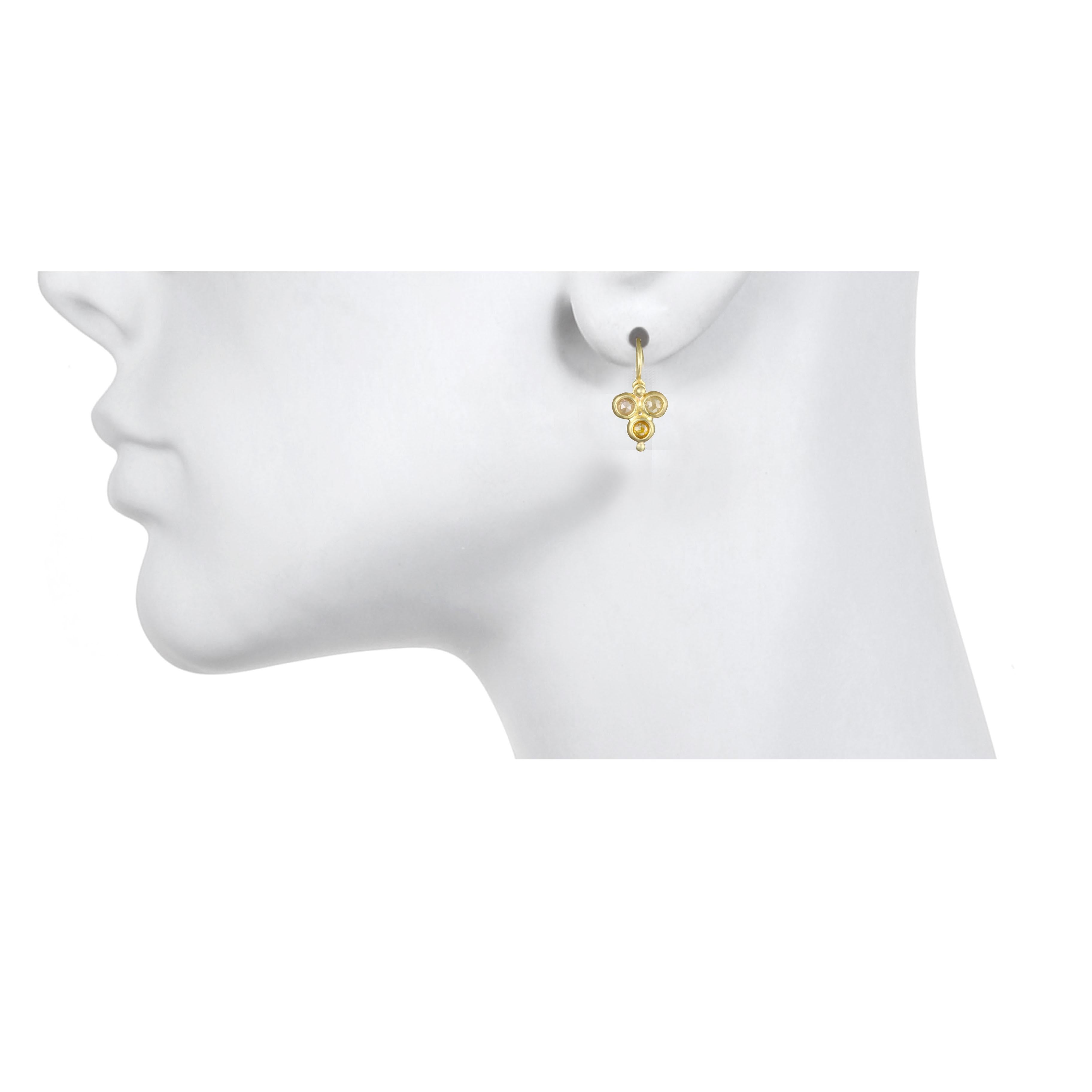 Boucles d'oreilles en diamant brut à triple chaton avec fils d'oreille articulés en granulation.
Chaque paire est fabriquée à la main et est unique. Les nuances naturelles et subtiles des diamants bruts sont complétées par l'éclat chaud de l'or 18k