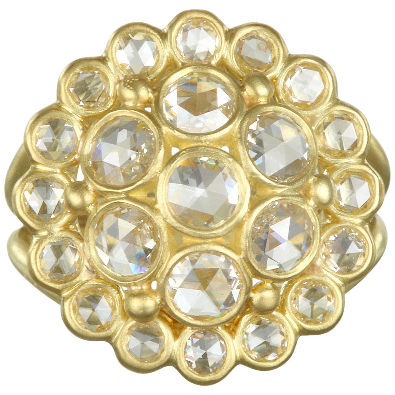 Der Faye Kim 18 Karat Gold Rose Cut Diamond Dome Ring ist reich an Brillanz und Substanz. Dies ist der Inbegriff eines Statement-Rings.  Jeder einzelne Diamant im Rosenschliff wurde in sorgfältiger Handarbeit in 18 Karat Gold gefasst, um einen
