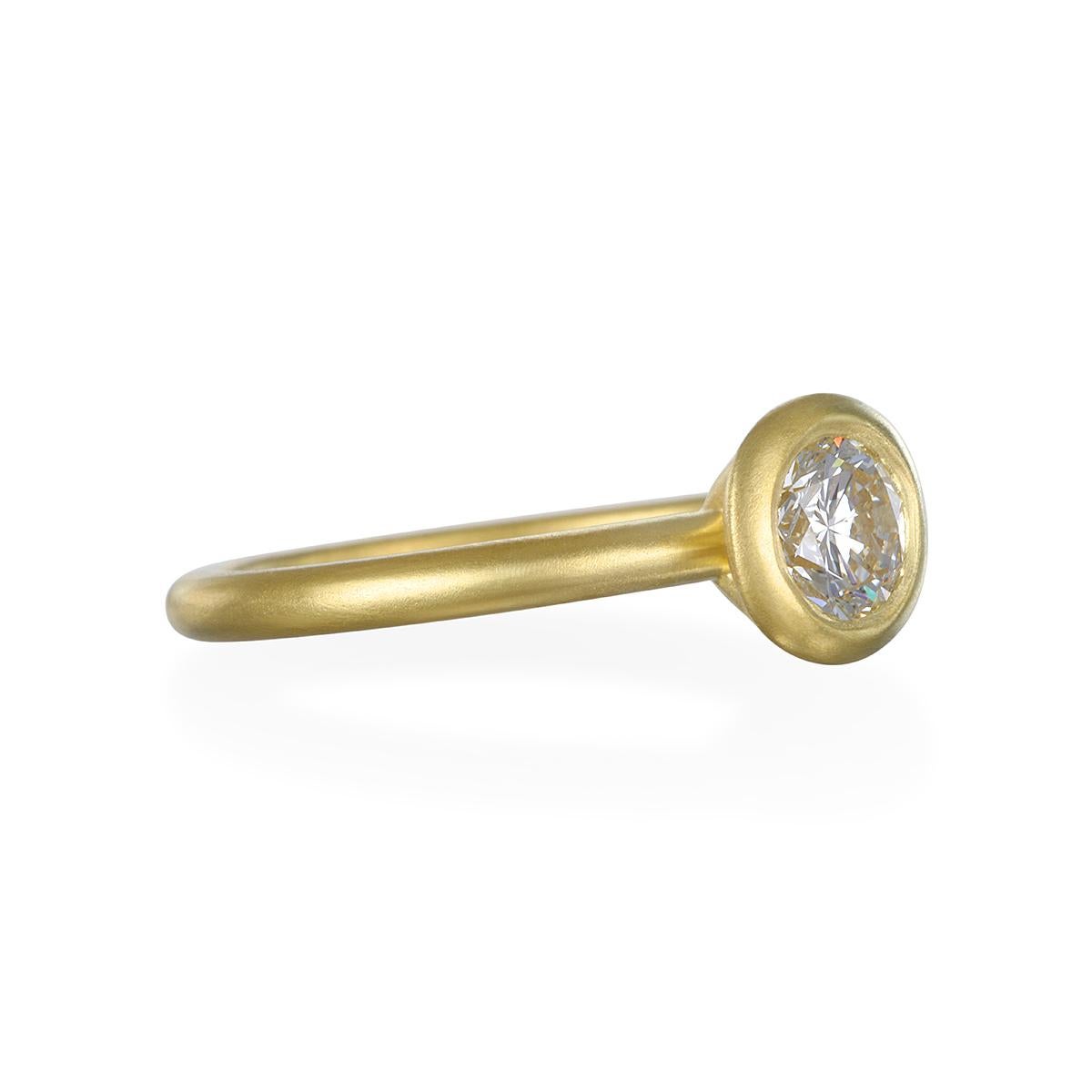 Dieser runde Diamant mit Brillantschliff wurde in Handarbeit aus 18 Karat Gold* gefertigt und ist der perfekte Verlobungsring für die Braut von heute. Perfekt zum Stapeln mit anderen Ringen.

Diamant: Runder Brillantschliff .46 Karat 
Qualität: J