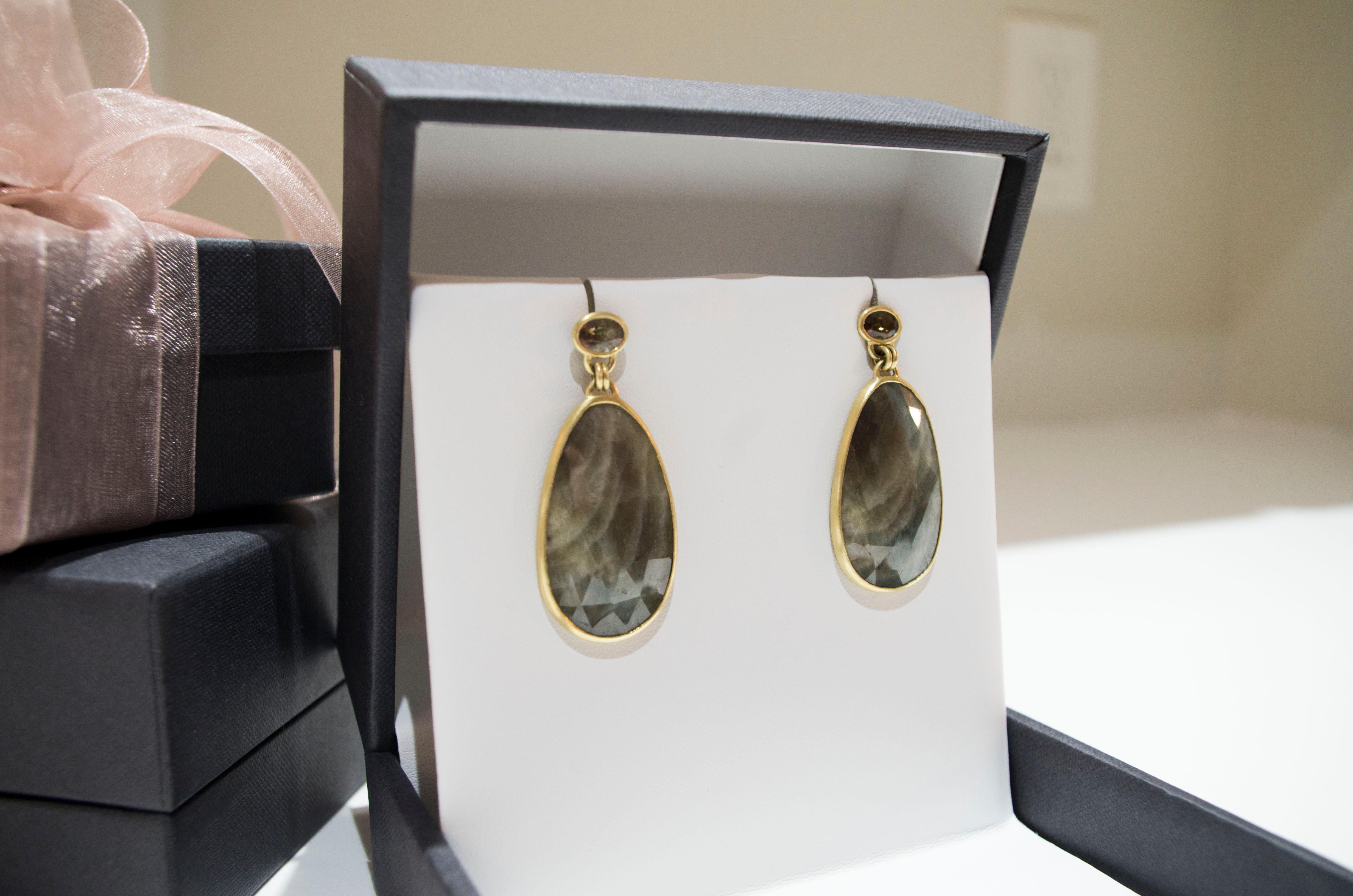 Faye Kim 18k Gold Sapphire Slice and Andalusite Pendant Earrings In New Condition In Westport, CT