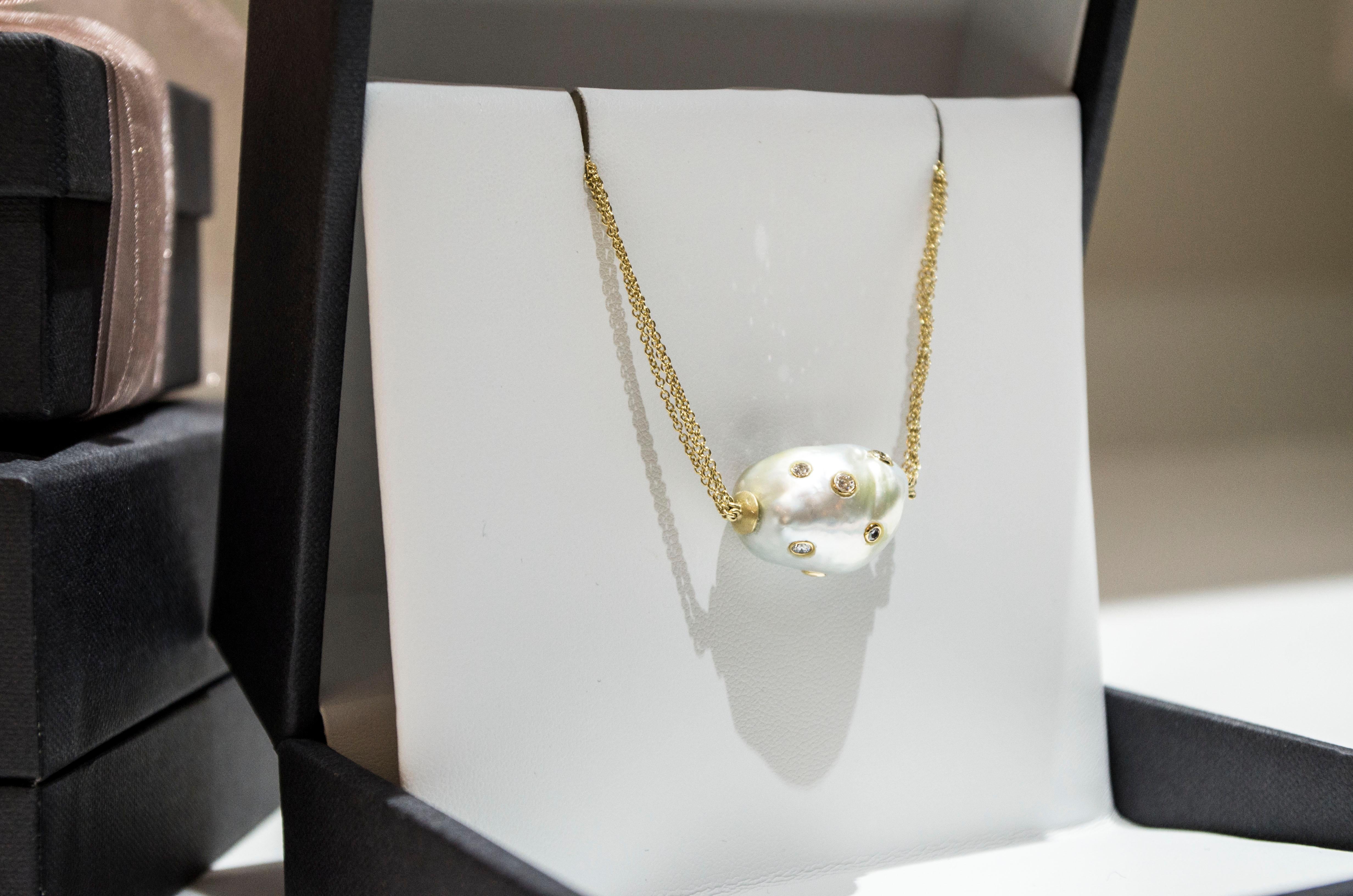 Contemporary Faye Kim 18 Karat Gold South Sea Pearl and Diamond Necklace For Sale