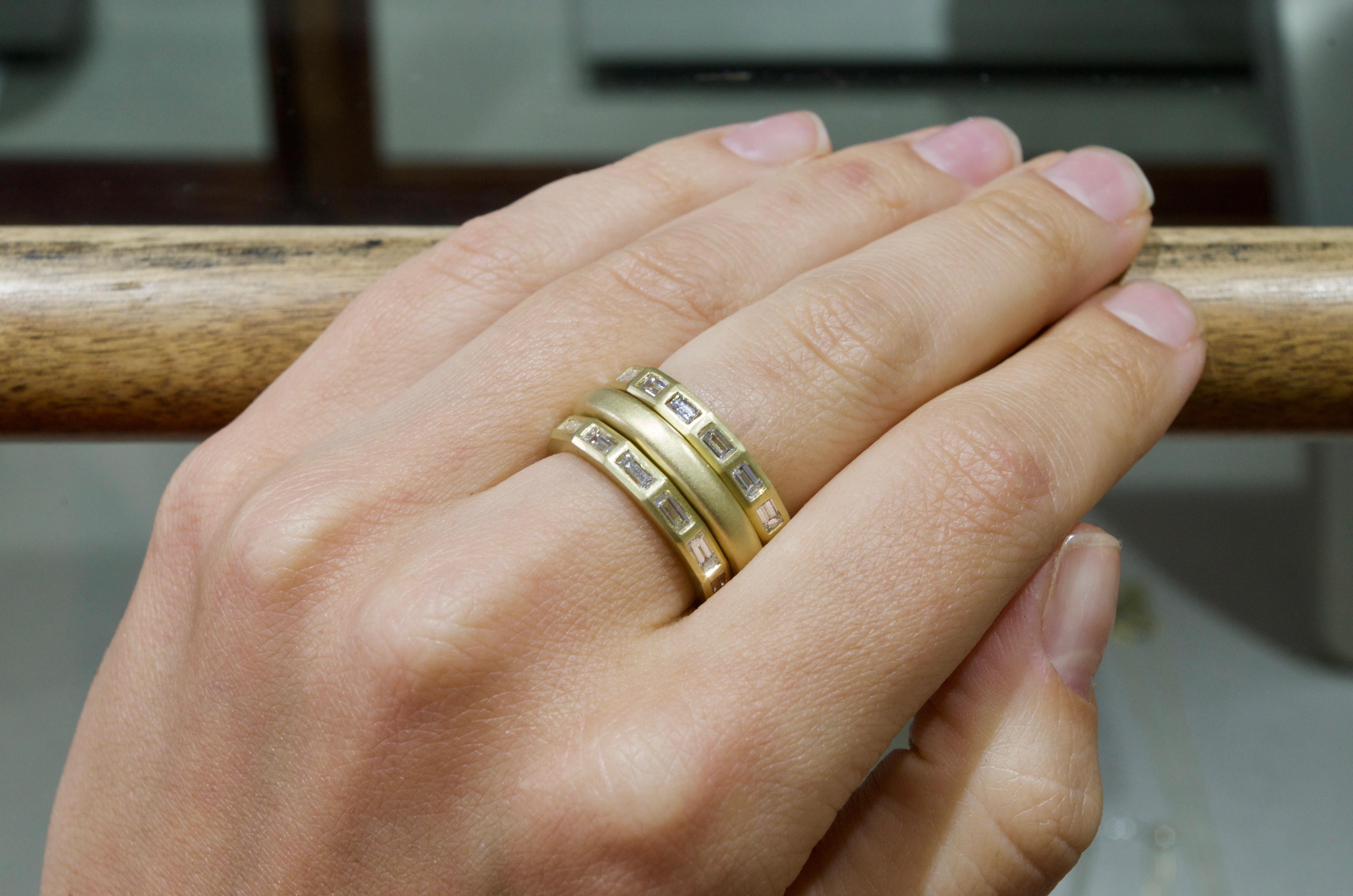 Faye Kim Anillo cuadrado fino de oro de 18 quilates en venta 1