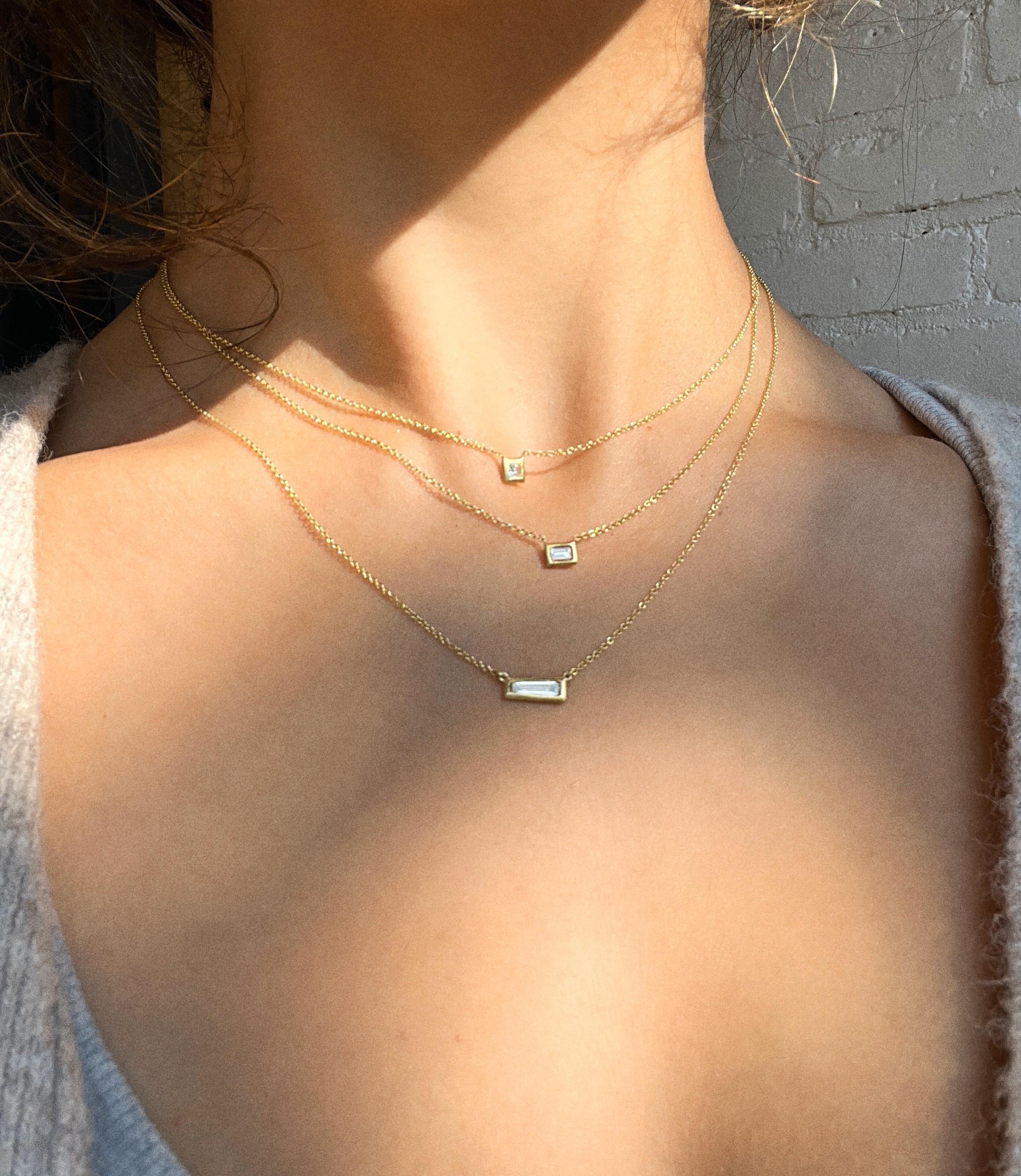 Taglio baguette Faye Kim, collana con castone con diamanti baguette in oro 18K in vendita