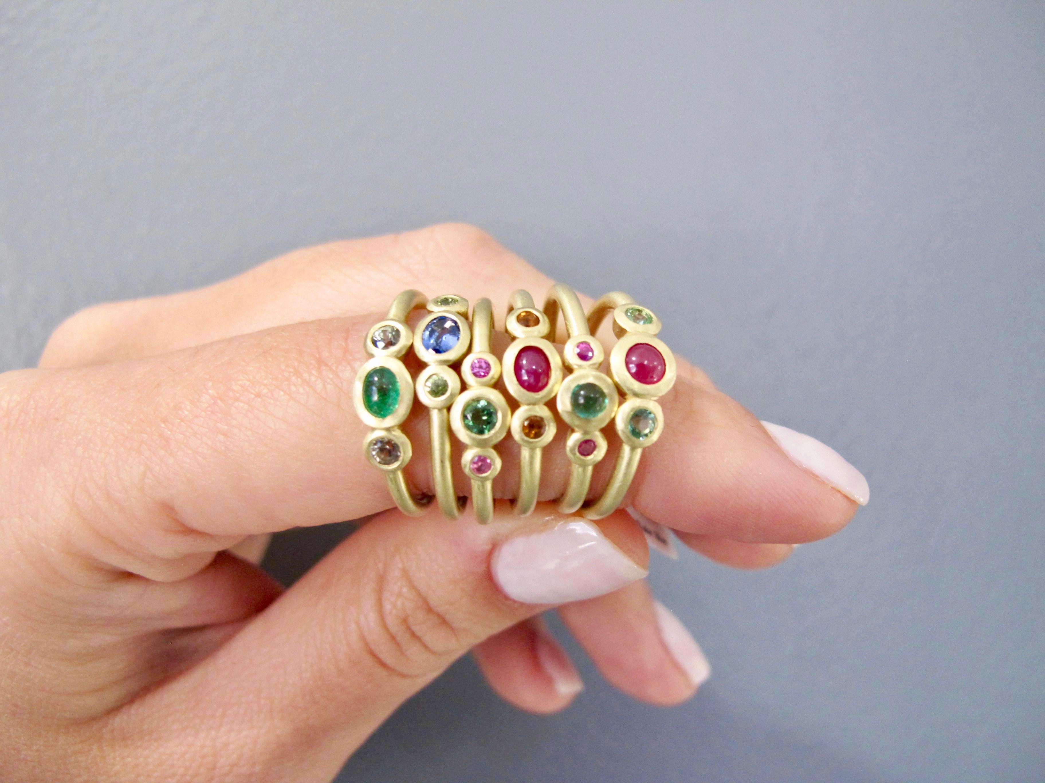 Dreisteiniger Smaragd- und Peridot-Stapelring von Faye Kim aus 18 Karat Gold im Zustand „Neu“ in Darien, CT