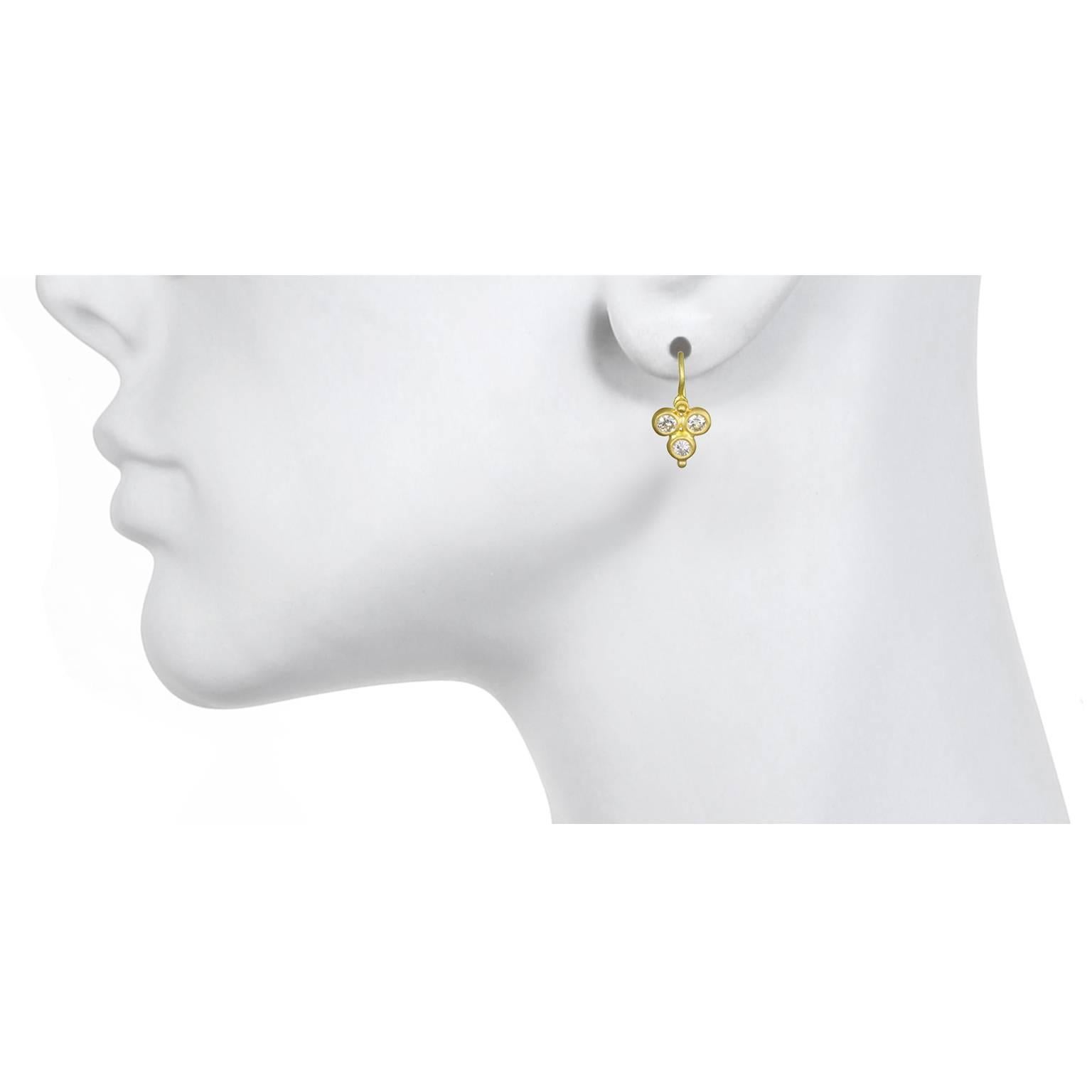 Realizzati a mano in oro verde 18 carati, i moderni orecchini a goccia con triplo diamante di Faye Kim sono progettati per muoversi, scintillare e mostrare la loro brillantezza. 

Diamanti = .94 carati twt / Lunghezza =  .7