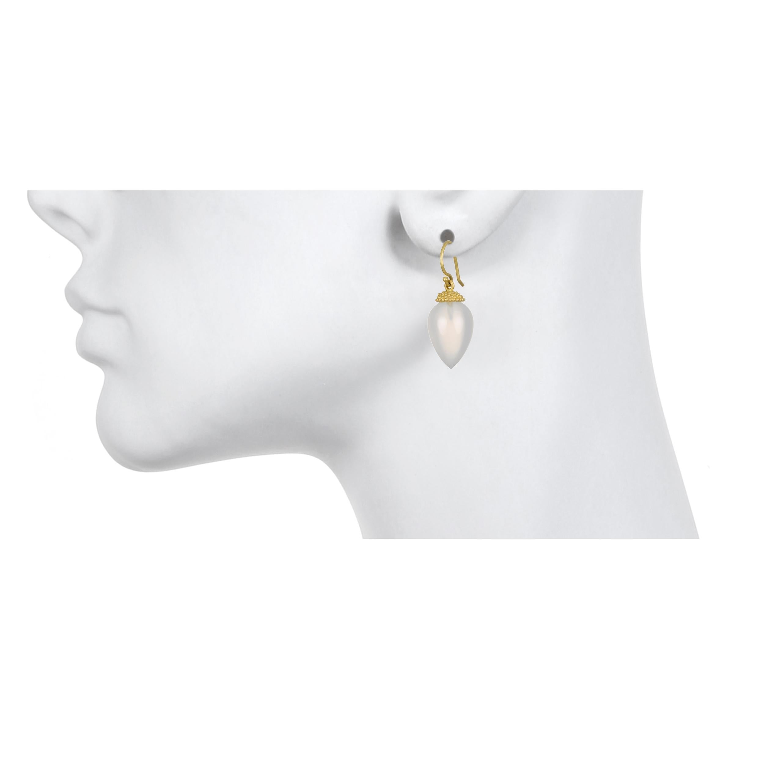 Schönheit in der Einfachheit.  Diese Acorn-Ohrringe aus 18-karätigem Gold in rauchigem Weiß sind einfach zu tragen, schmeicheln und passen zu fast allem. Die Ohrringe sind mit einer Granulationskappe aus 18 Karat Gold und französischen Ohrdrähten