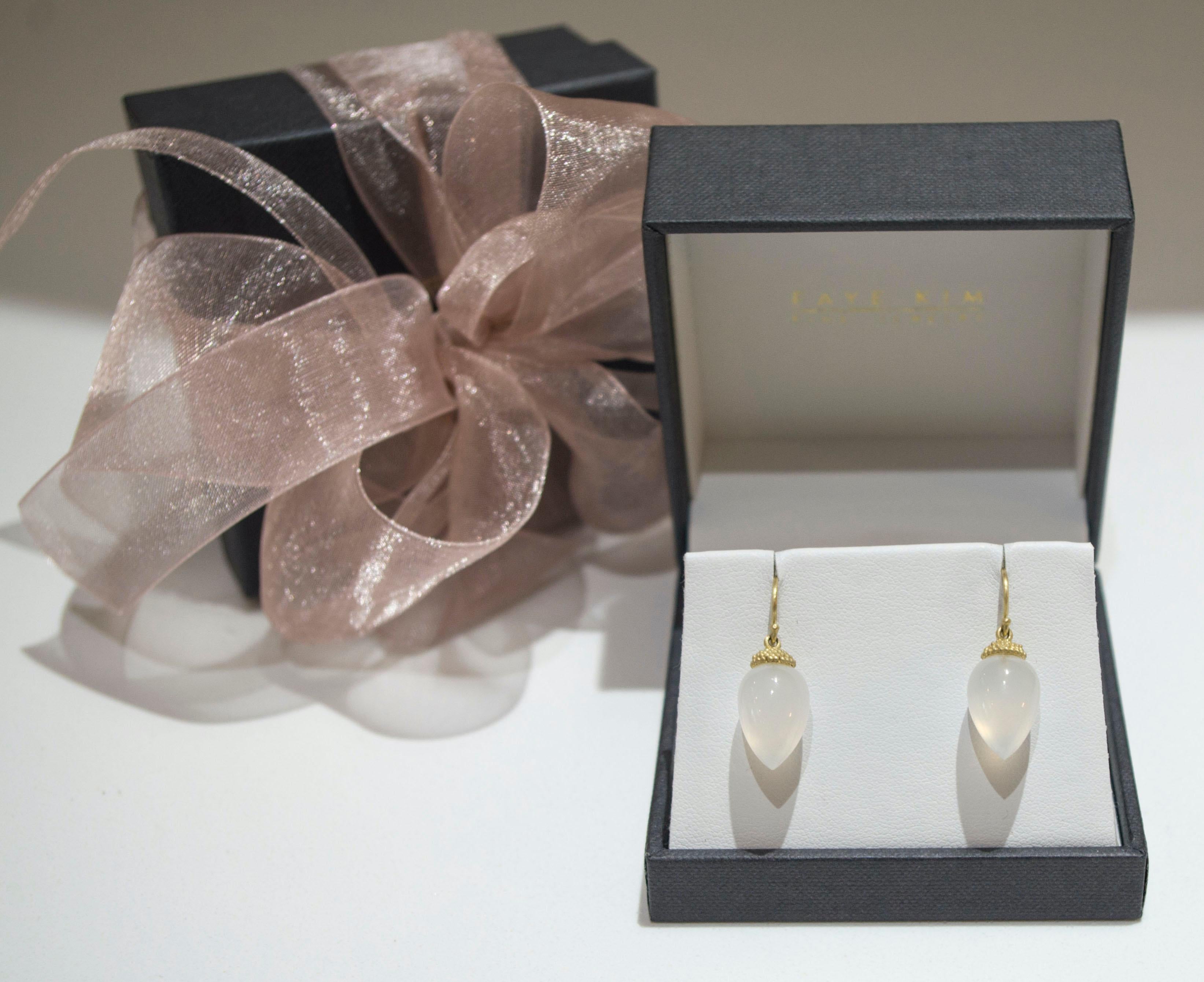 Contemporain Faye Kim Boucles d'oreilles en goutte Faye Kim en or 18 carats, agate blanche et gland avec boucle granulée en vente