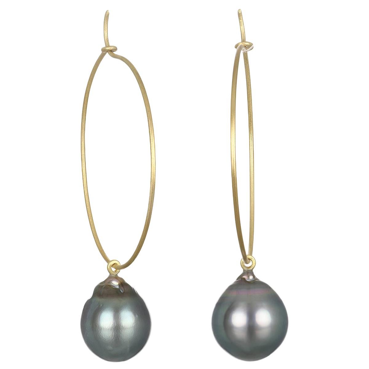 Faye Kim 18 Karat Gold Wire Hoop Earrings with Black Tahitian Pearl Drops For Sale