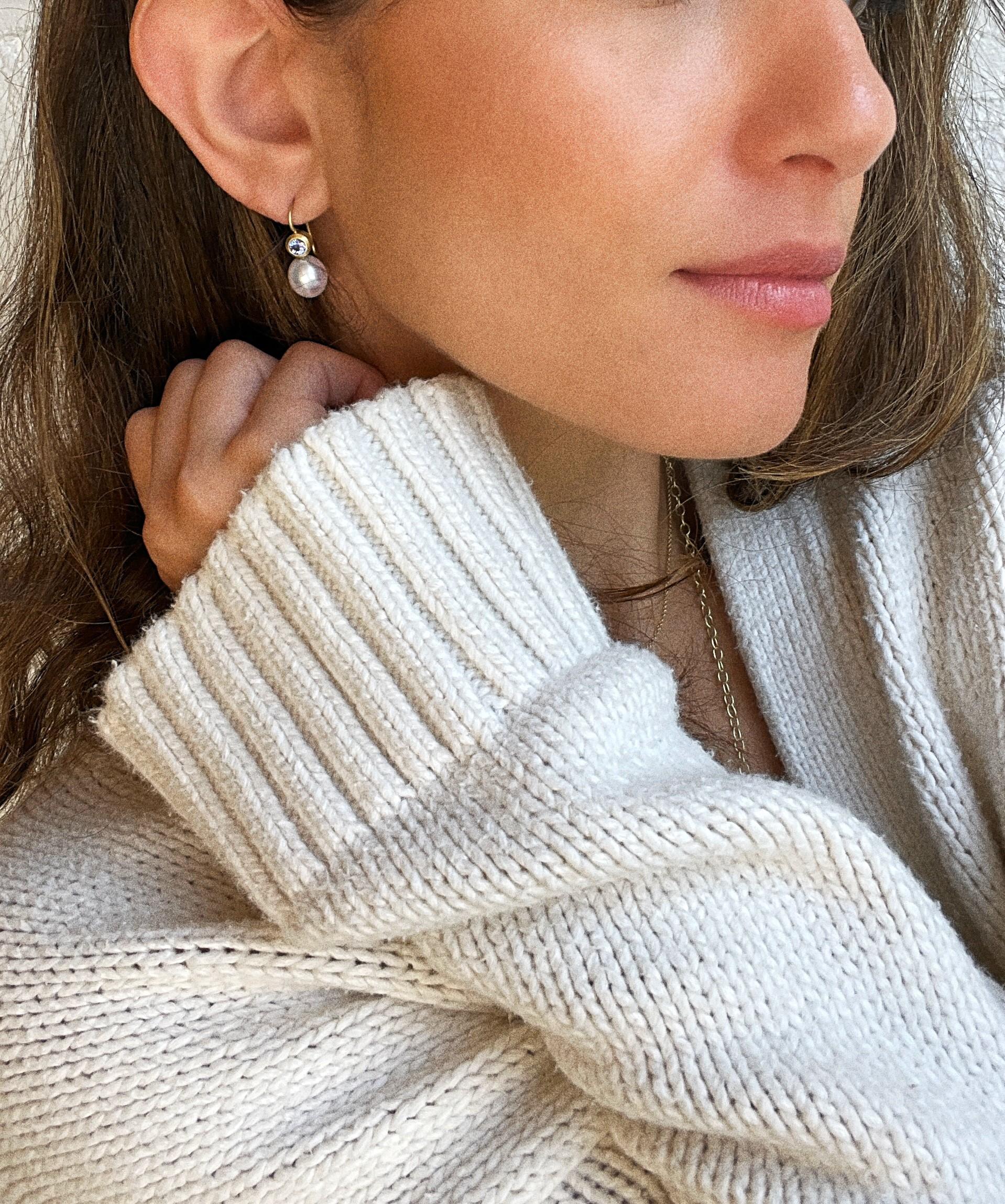 Faye Kim's has set these spectacular Aquamarines in 18k white gold and paired them with lustrous white freshwater pearls to create a pair of modern-day classic drop earrings. Matte-finished.
Perfect for any occasion and wardrobe, the clean design is