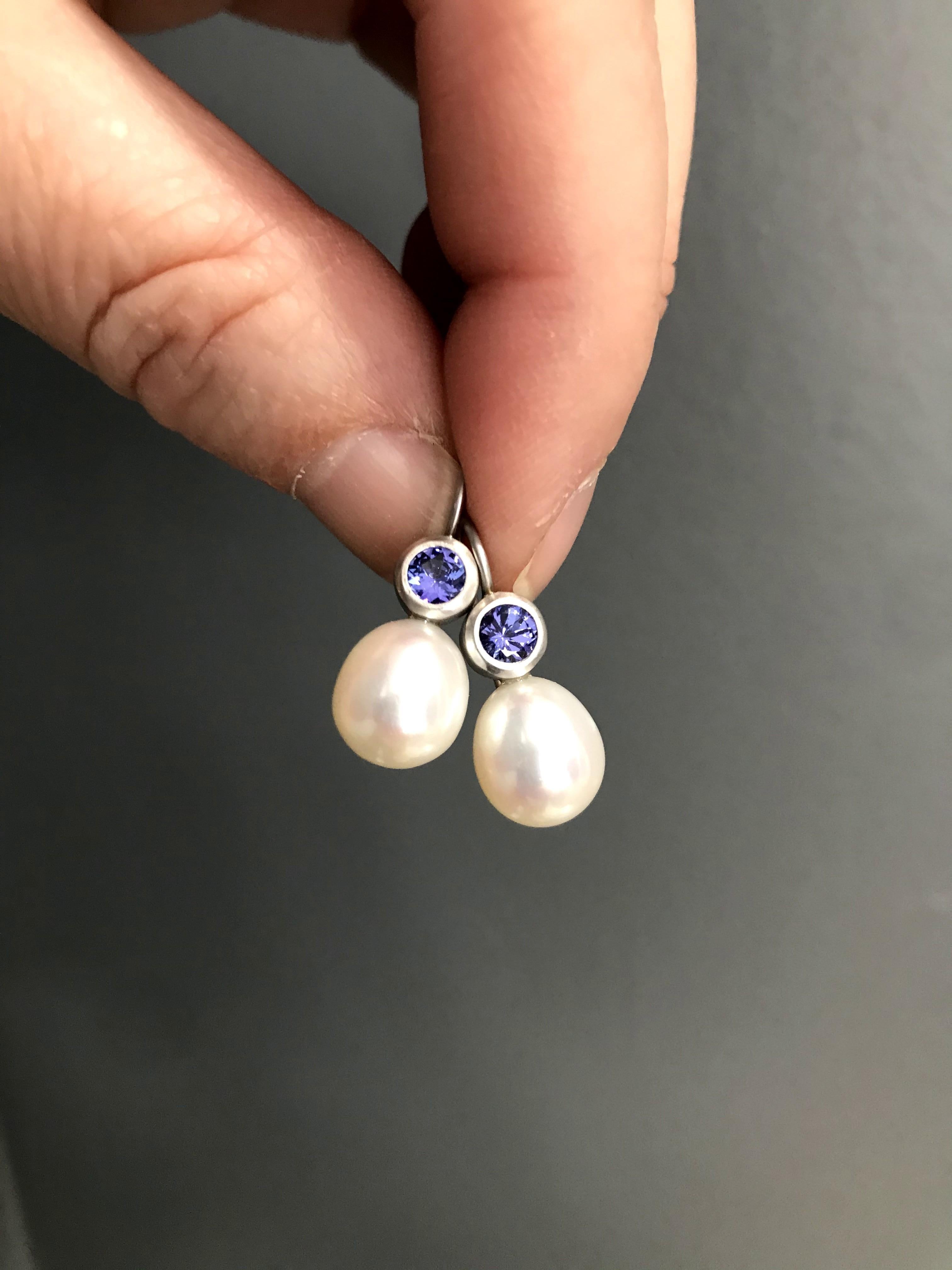 Taille ronde Faye Kim Boucles d'oreilles en or blanc 18 carats avec tanzanite et perles en vente