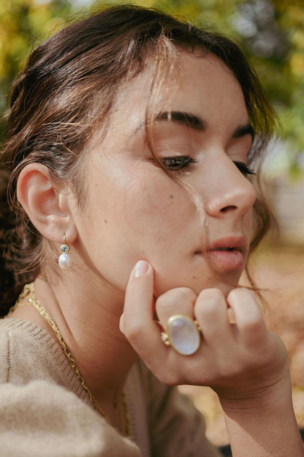 Contemporain Faye Kim Boucles d'oreilles en or blanc 18 carats avec perles et saphirs blancs en vente