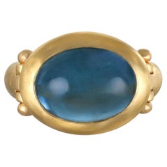 Ring mit Scharnier-Lünette aus 22 Karat Gold Aqua von Faye Kim
