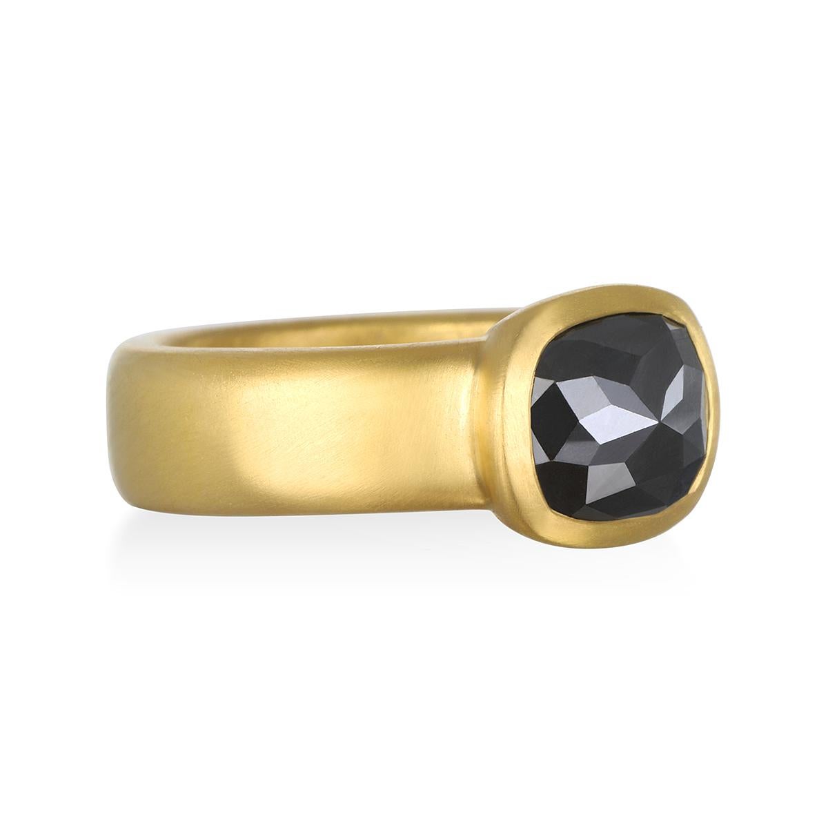 Bague à chaton en or 22 carats et diamants noirs de Faye Kim

Black Diamond 2.16 cts

Tige carrée 5 x 2,4 mm

Taille 7.25 - peut être redimensionnée

Fabriqué aux États-Unis