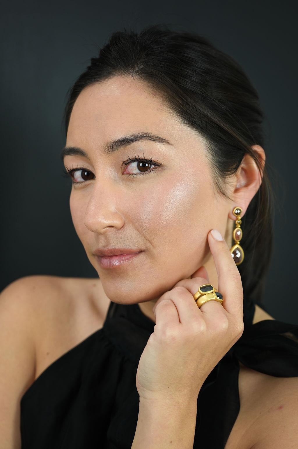 Faye Kim Bague en or 22 carats et diamants noirs avec lunette Neuf à Westport, CT