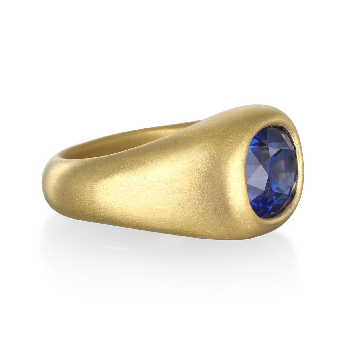 Faye Kim 22 Karat Gold Madagascar Blue Sapphire Gypsy Ring (Zeitgenössisch) im Angebot