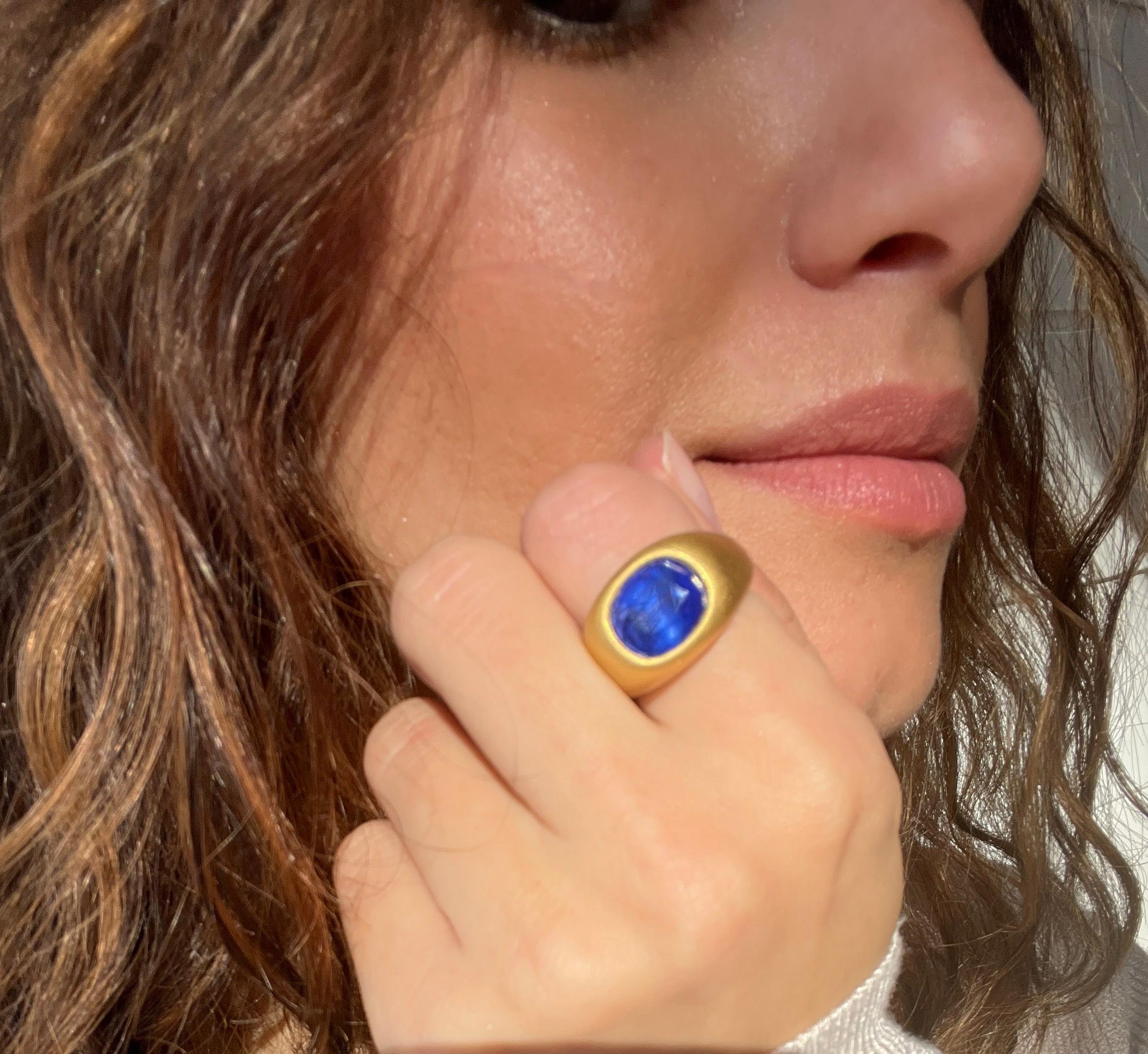 Faye Kim 22 Karat Gold Madagascar Blue Sapphire Gypsy Ring (Cabochon) im Angebot