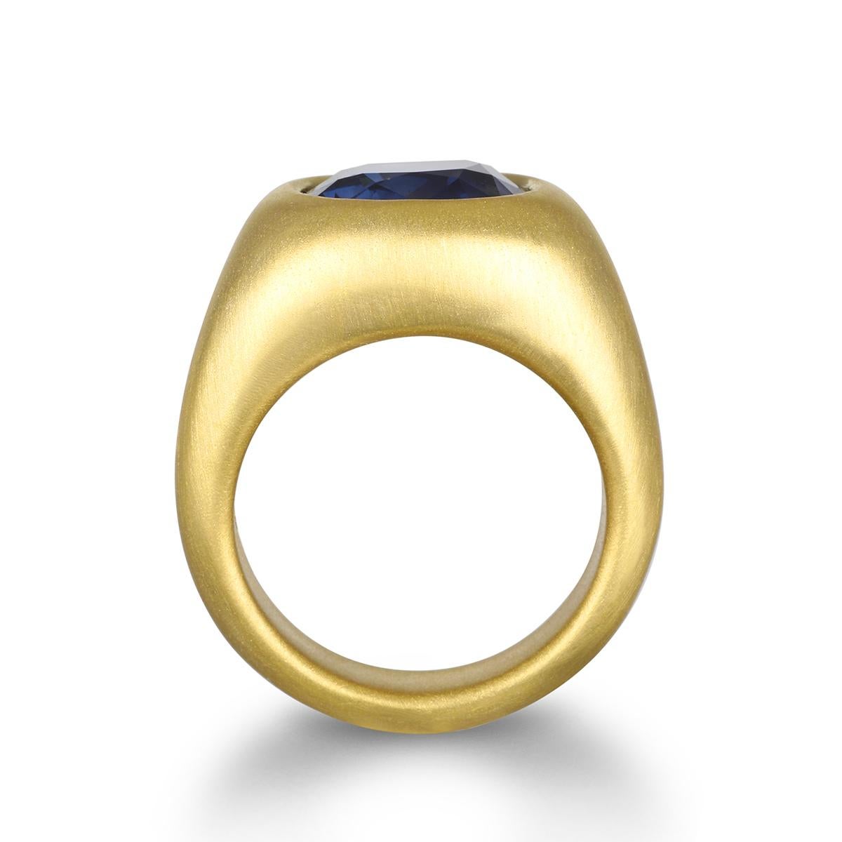 Faye Kim 22 Karat Gold Madagascar Blue Sapphire Gypsy Ring im Zustand „Neu“ im Angebot in Darien, CT