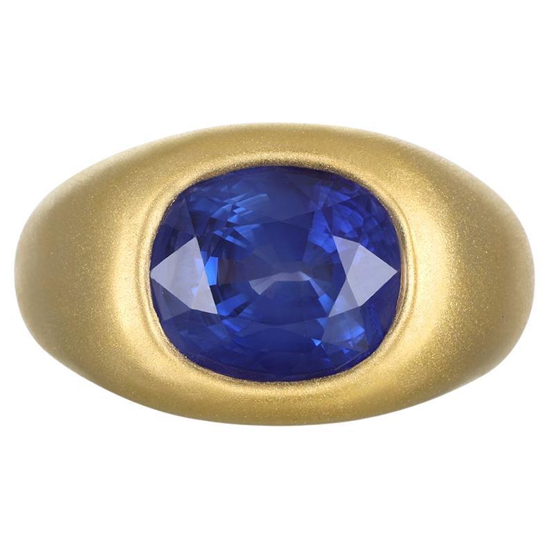 Faye Kim 22 Karat Gold Madagascar Blue Sapphire Gypsy Ring im Angebot