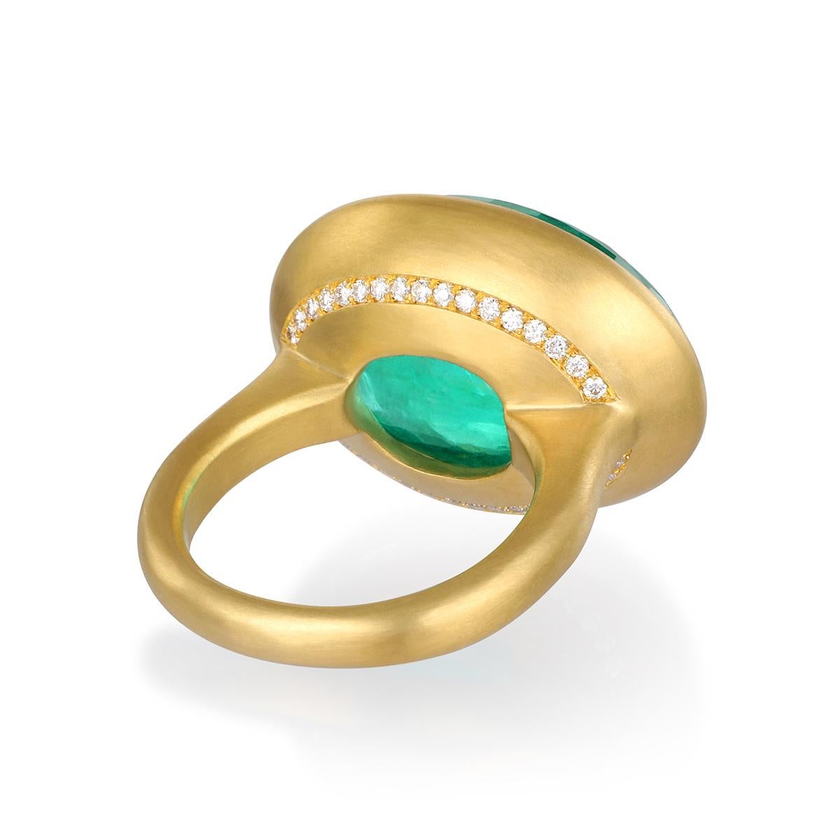 Faye Kim 22 Karat Gold Oval Rose Cut Colombian Emerald Ring (Moderne) im Angebot
